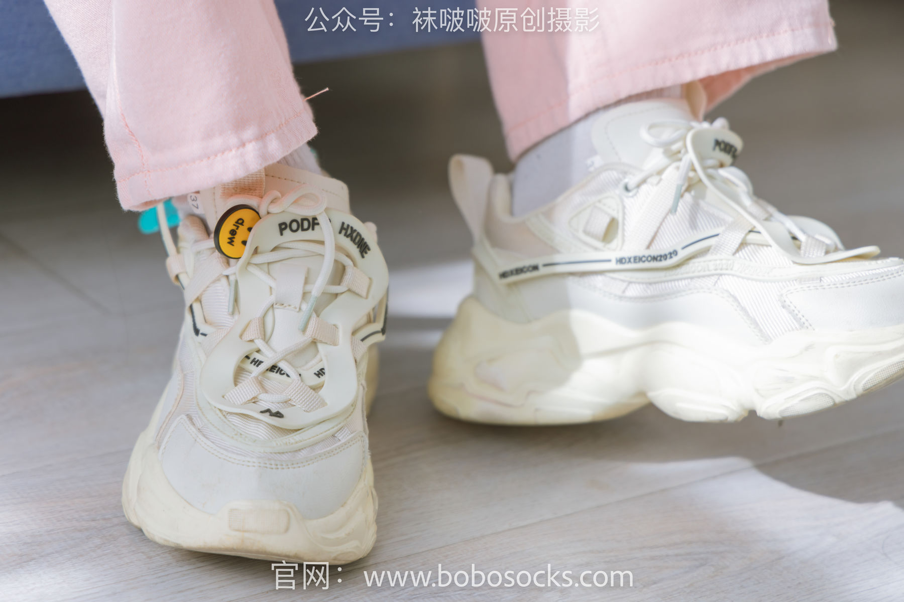View - BoBoSocks No.141 周周-运动鞋、白棉袜、裸足 - 图库库