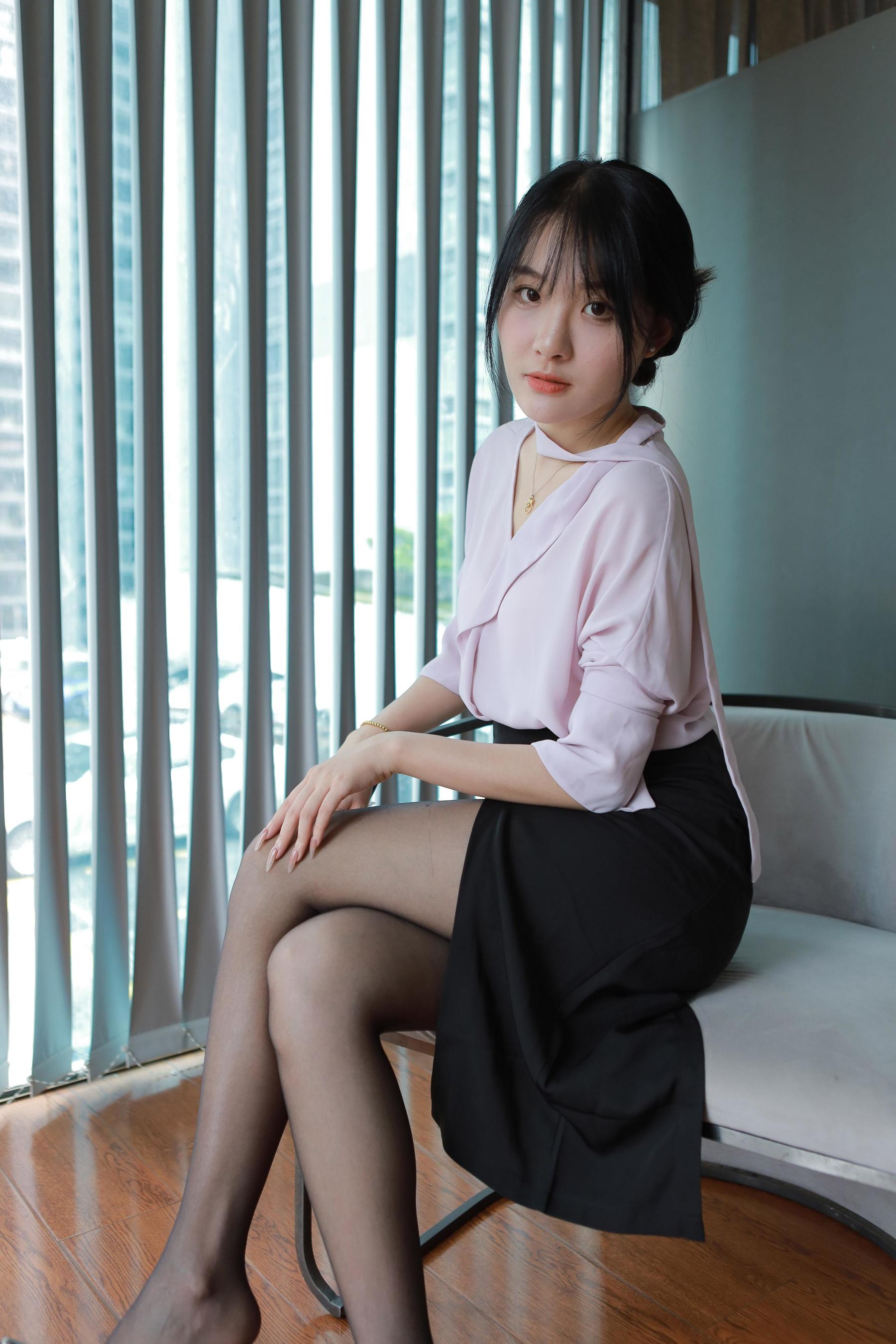 View - IESS异思趣向 - Chiness Model  - 模特 - model： 婉萍 《职业黑丝》 - 图库库