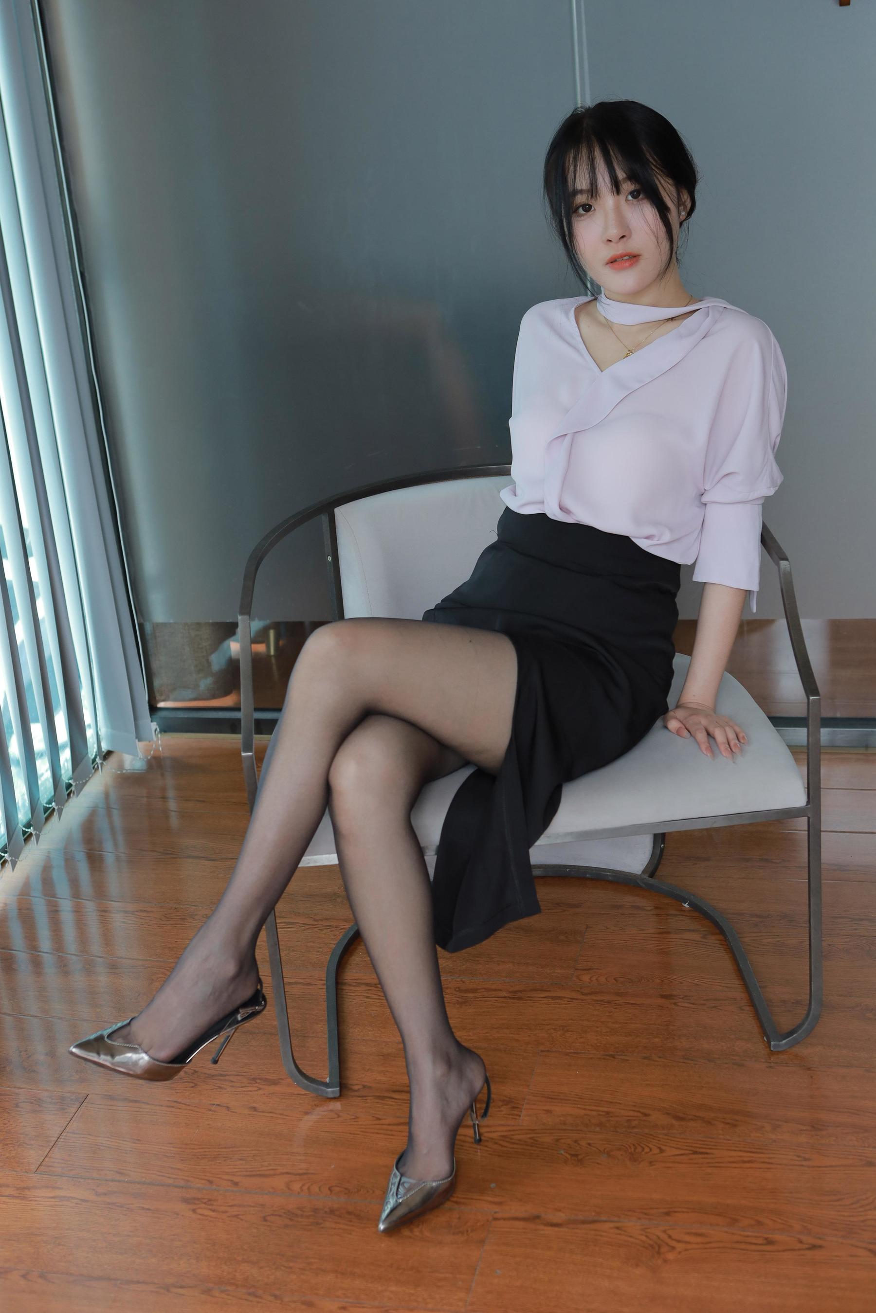 View - IESS异思趣向 - Chiness Model  - 模特 - model： 婉萍 《职业黑丝》 - 图库库