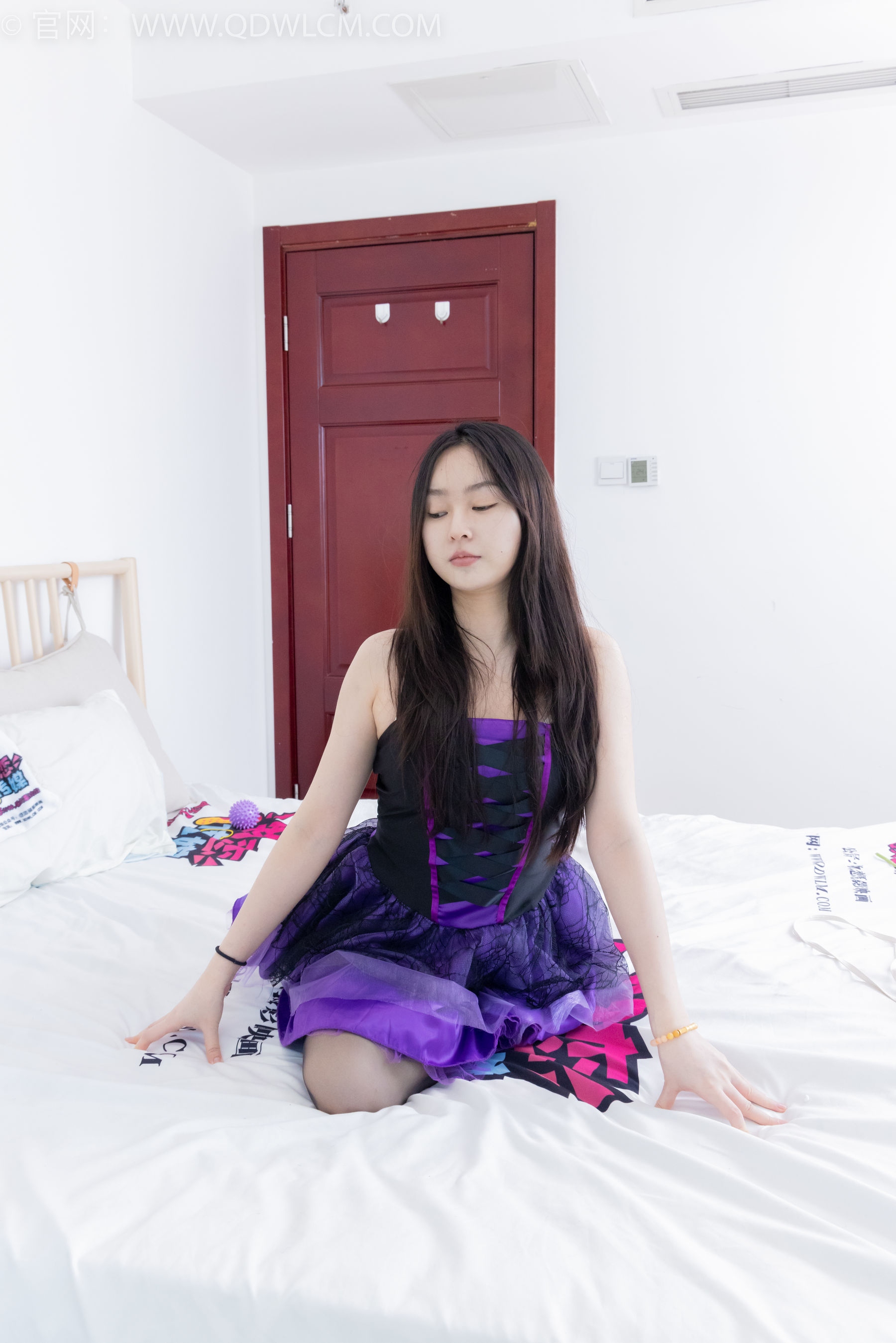 View - 物恋传媒 - Chiness Model  No.2061 美兔 -花瓣掉落 - 图库库