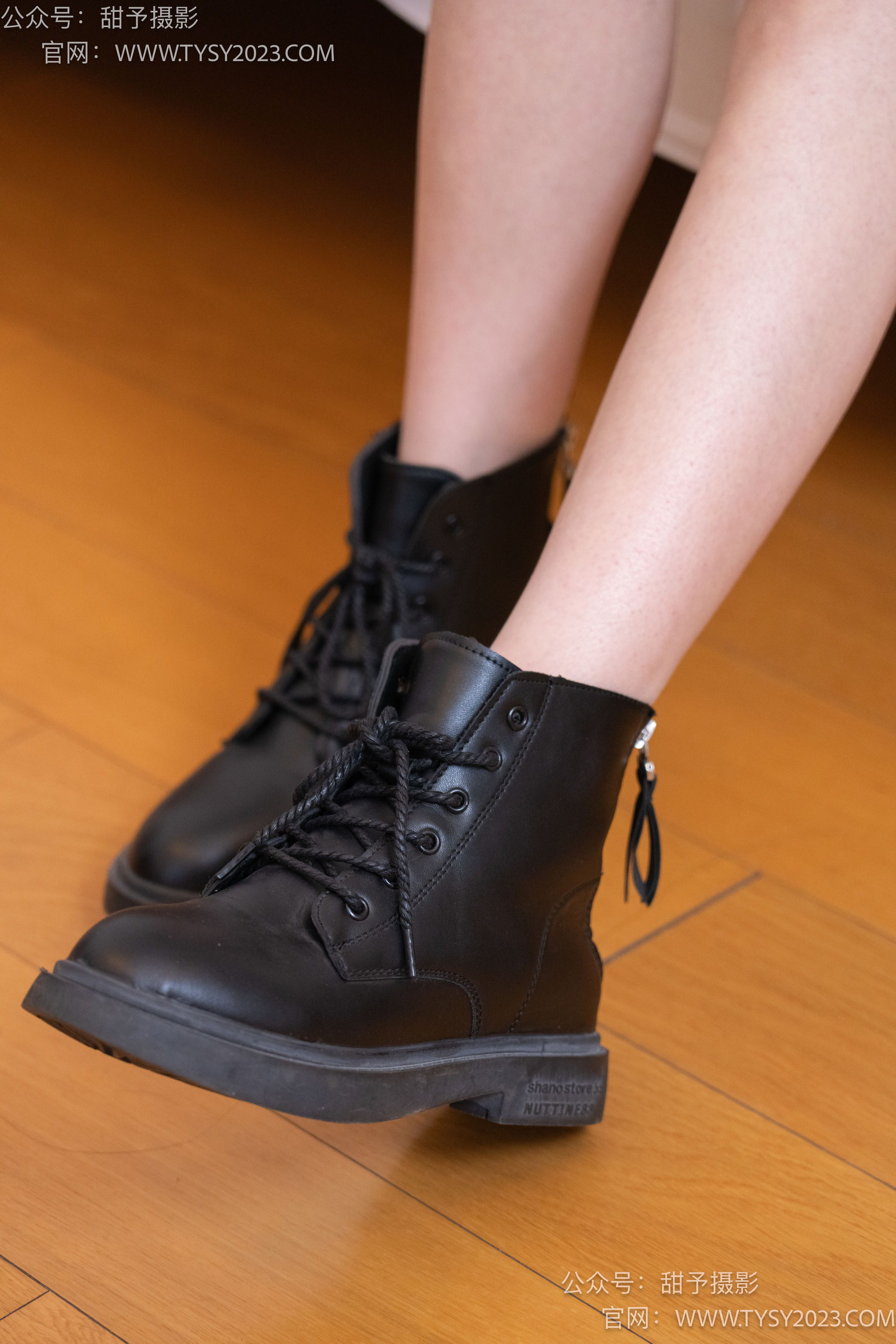 Gallery - 甜予摄影 No.036 璇璇 -马丁靴、白棉袜、裸足 - 图库库