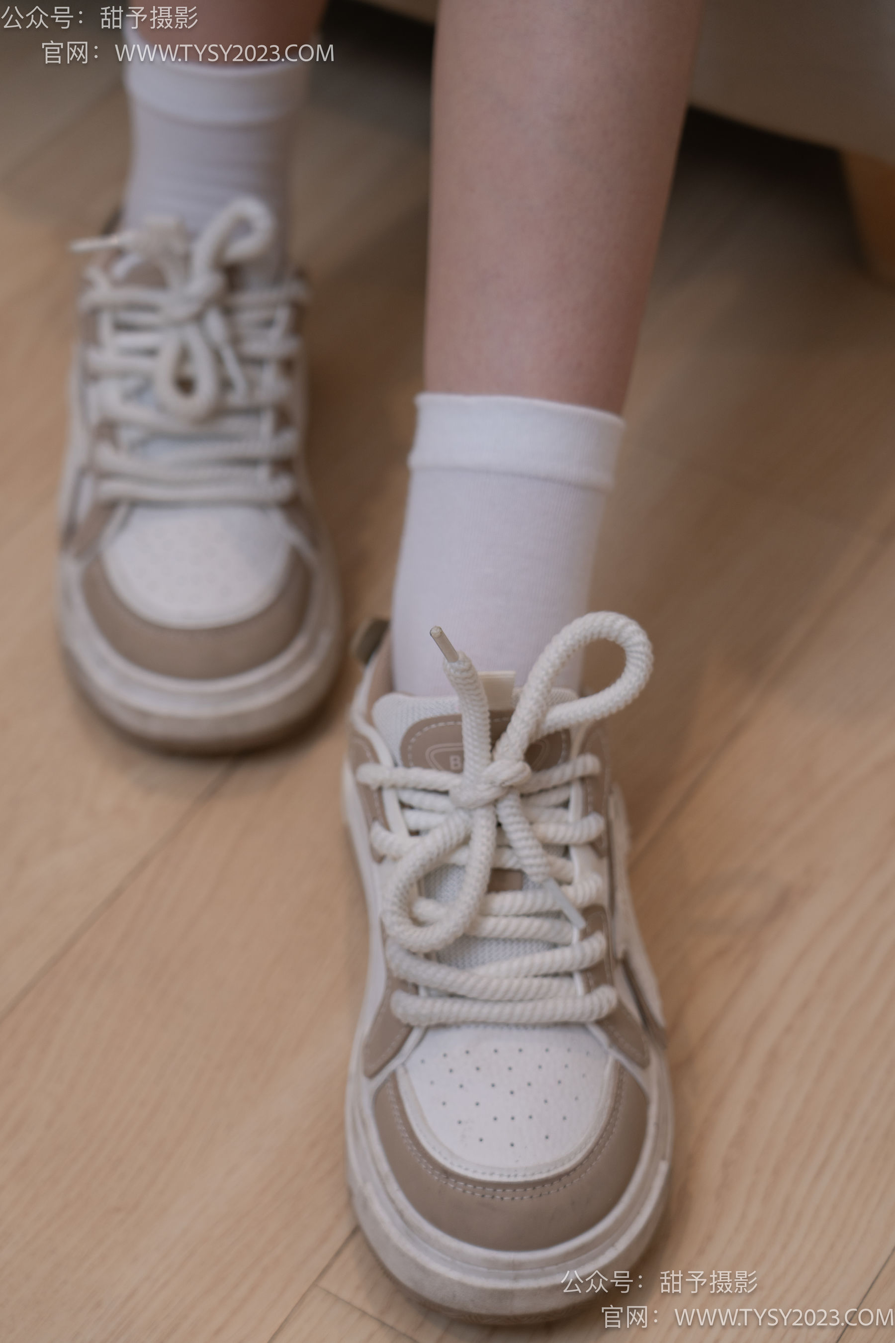 Gallery - 甜予摄影 No.050 璇璇 -板鞋、白棉袜、裸足、泡脚剪指甲剧情 - 图库库