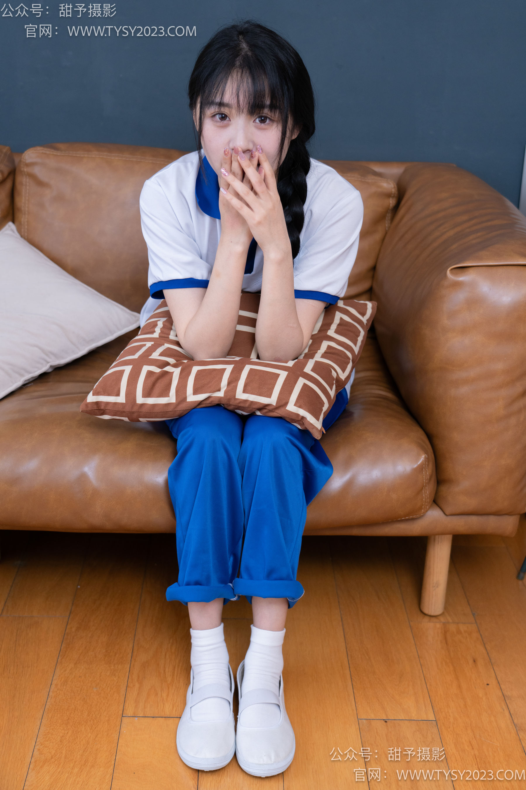 Gallery - 甜予摄影 No.091 澜澜 -校服、白布鞋、板鞋、白棉袜、短肉丝、裸足 - 图库库