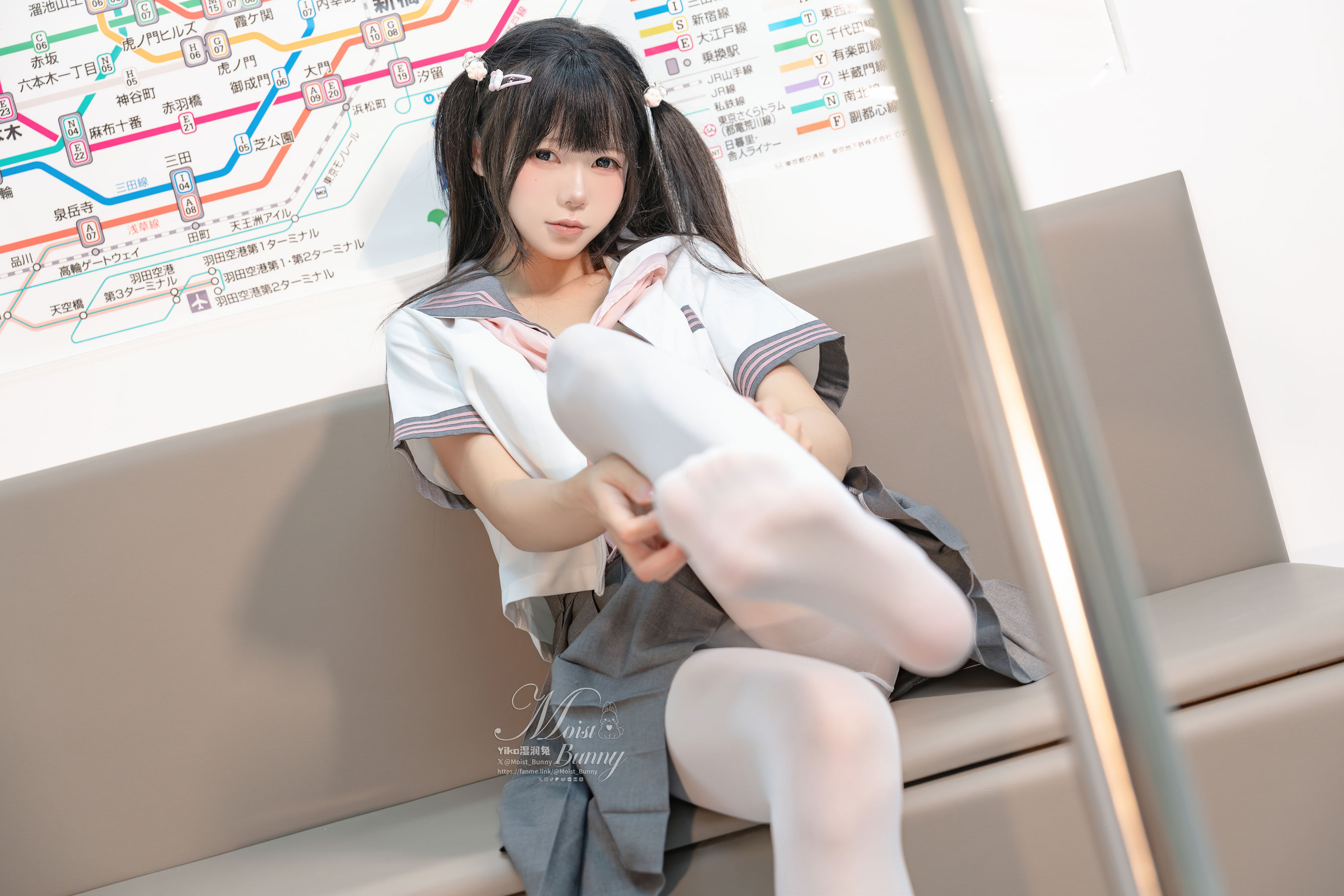 咬一口兔娘 - 地铁萌妹/(88P)