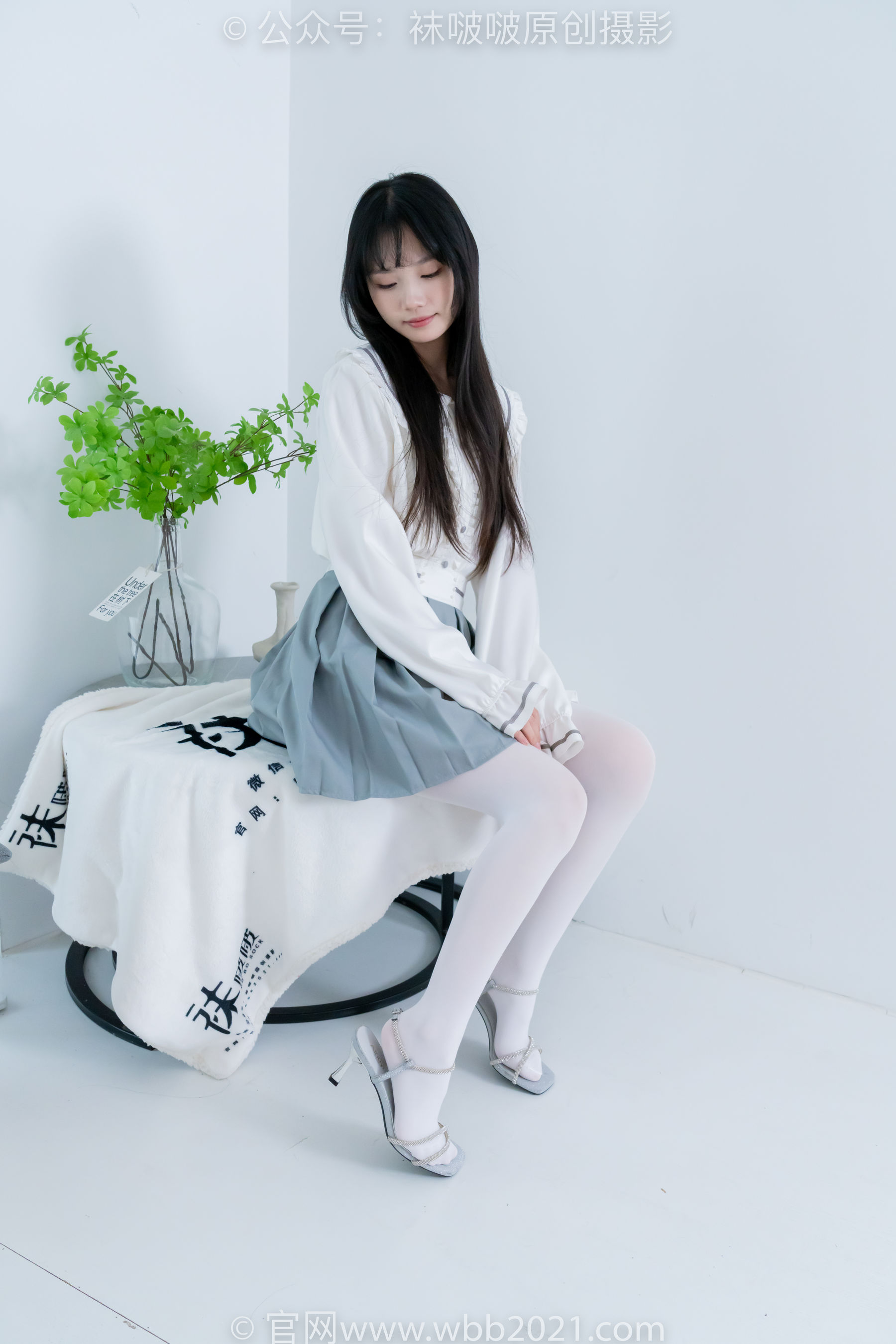 BoBoSocks袜啵啵 No.468 甜甜圈 - 高跟凉鞋、厚白丝、裸足、丝袜和裸足踩蓝莓剧情/(150P)