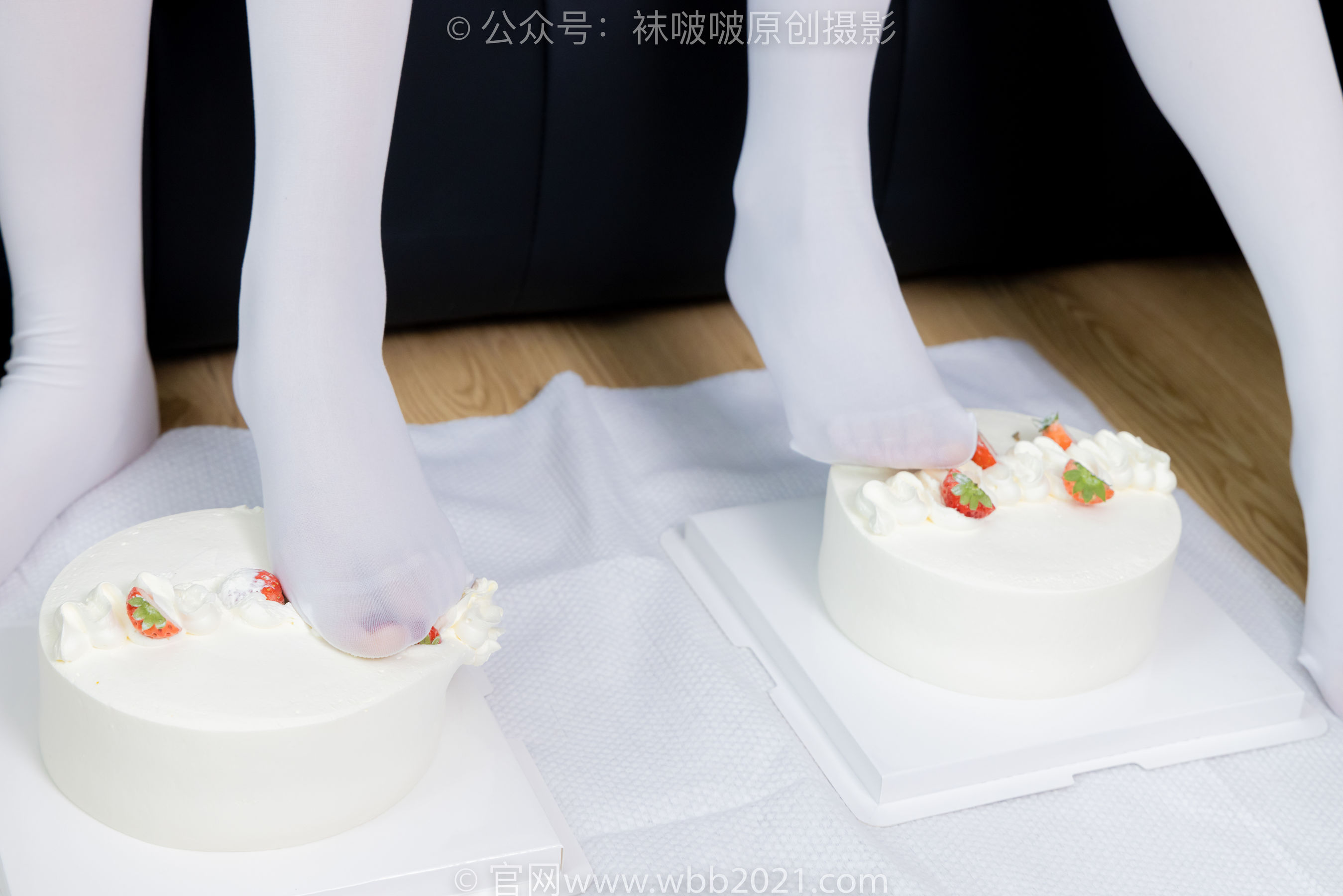 BoBoSocks袜啵啵 No.472 小甜豆&甜甜圈 - 两双运动鞋、厚白丝大腿袜、裸足、两位模特丝袜和裸足踩奶油蛋糕剧情/(177P)