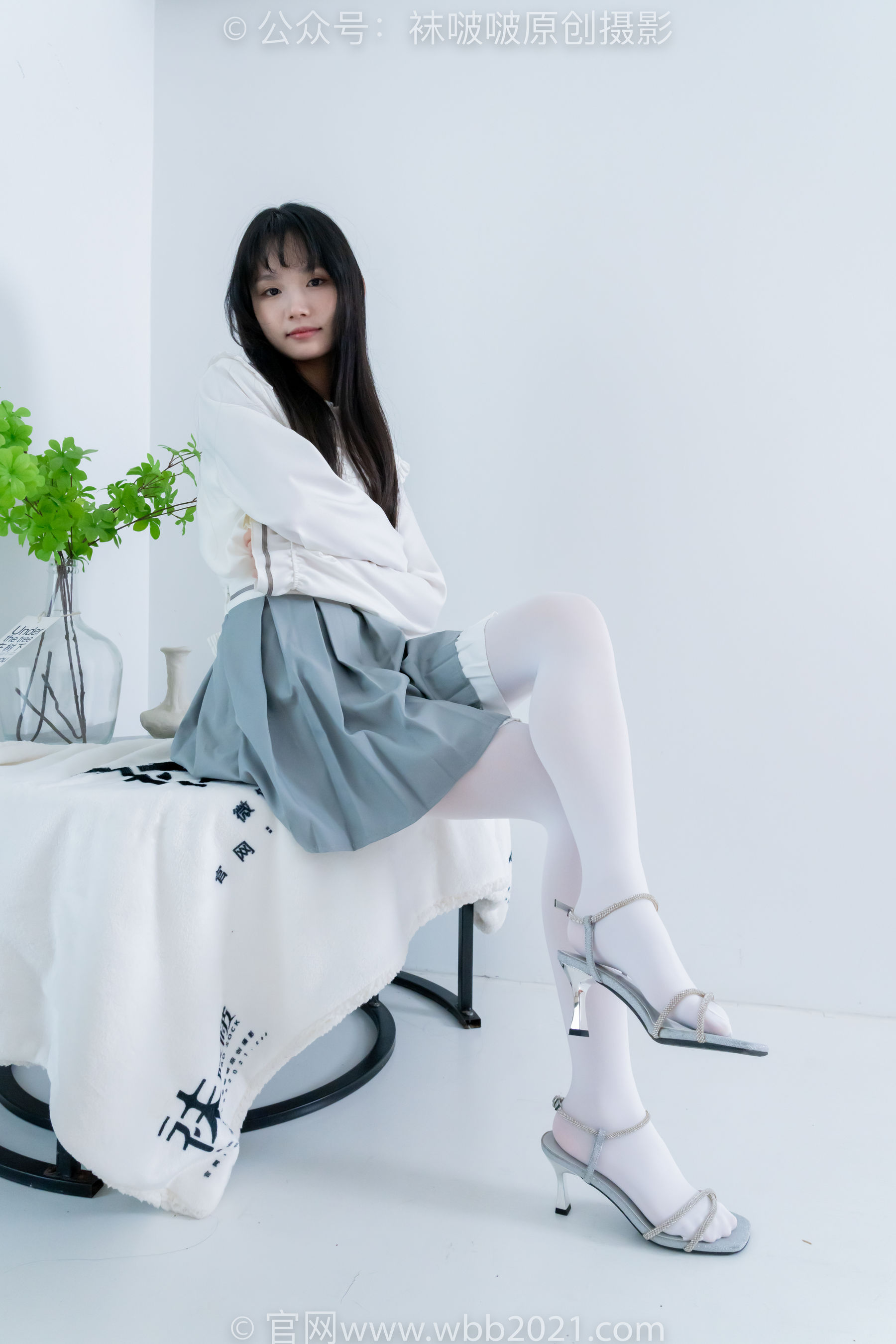 BoBoSocks袜啵啵 No.468 甜甜圈 - 高跟凉鞋、厚白丝、裸足、丝袜和裸足踩蓝莓剧情/(150P)