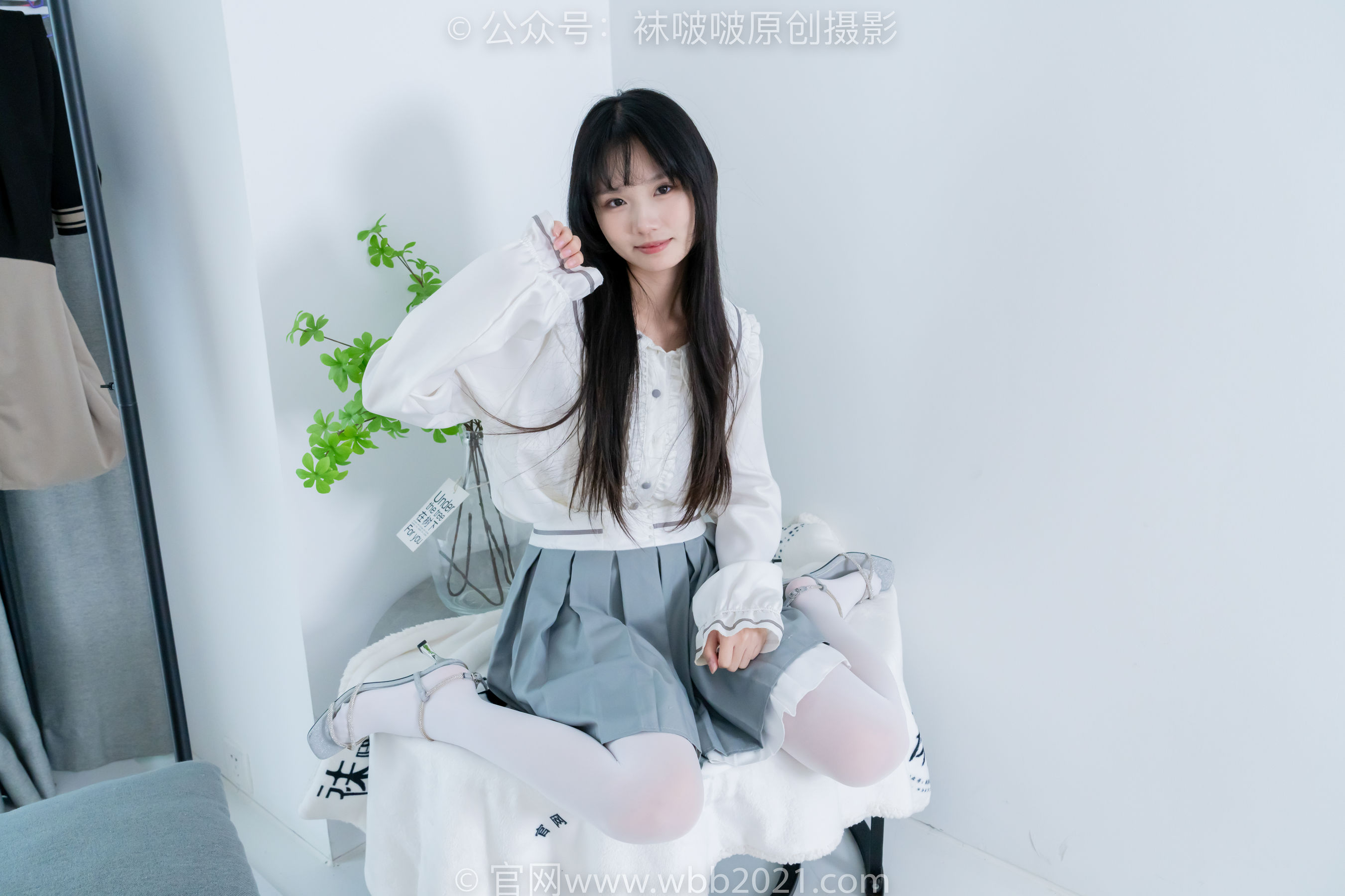 BoBoSocks袜啵啵 No.468 甜甜圈 - 高跟凉鞋、厚白丝、裸足、丝袜和裸足踩蓝莓剧情/(150P)