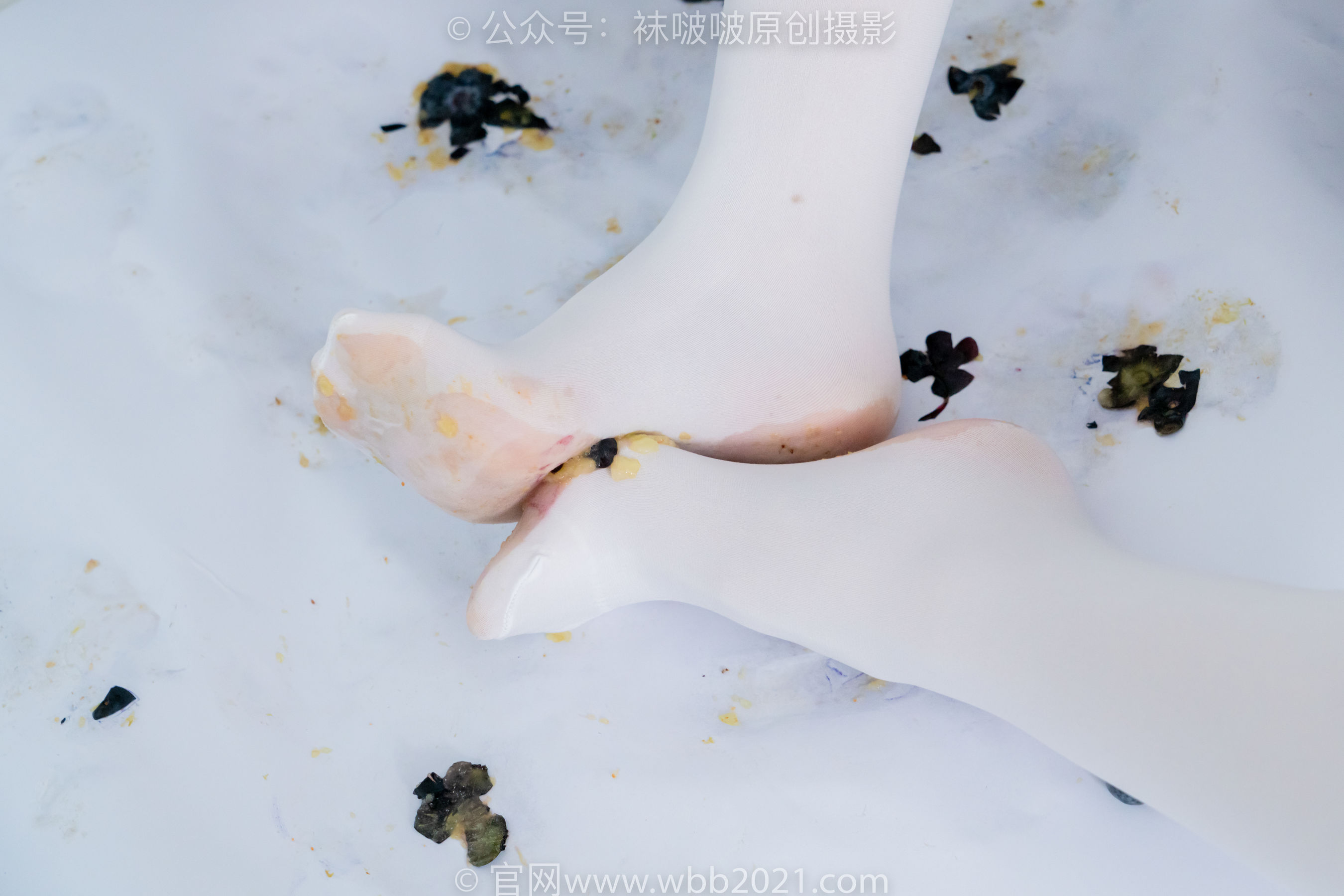 BoBoSocks袜啵啵 No.468 甜甜圈 - 高跟凉鞋、厚白丝、裸足、丝袜和裸足踩蓝莓剧情/(150P)