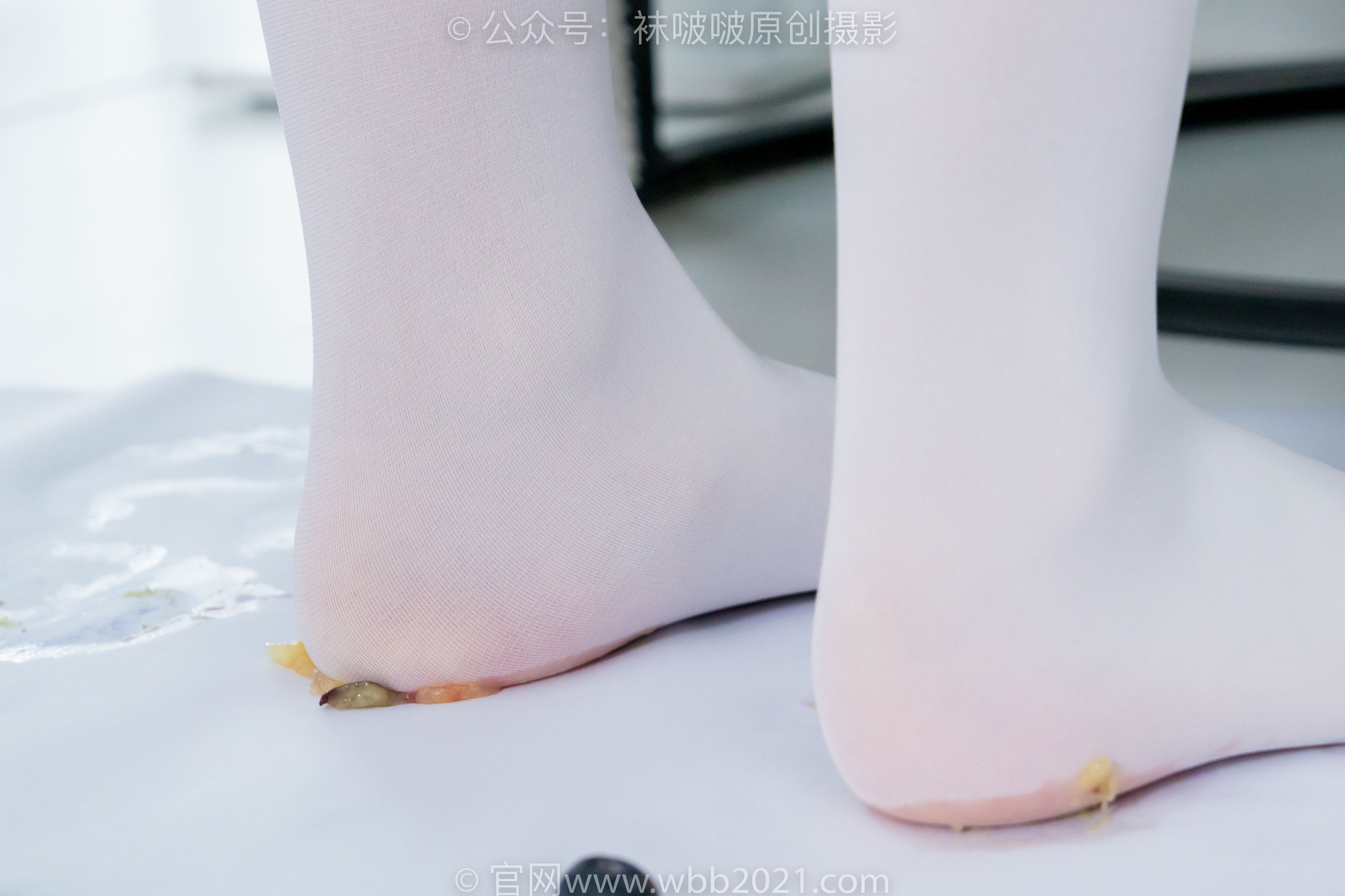 BoBoSocks袜啵啵 No.468 甜甜圈 - 高跟凉鞋、厚白丝、裸足、丝袜和裸足踩蓝莓剧情/(150P)