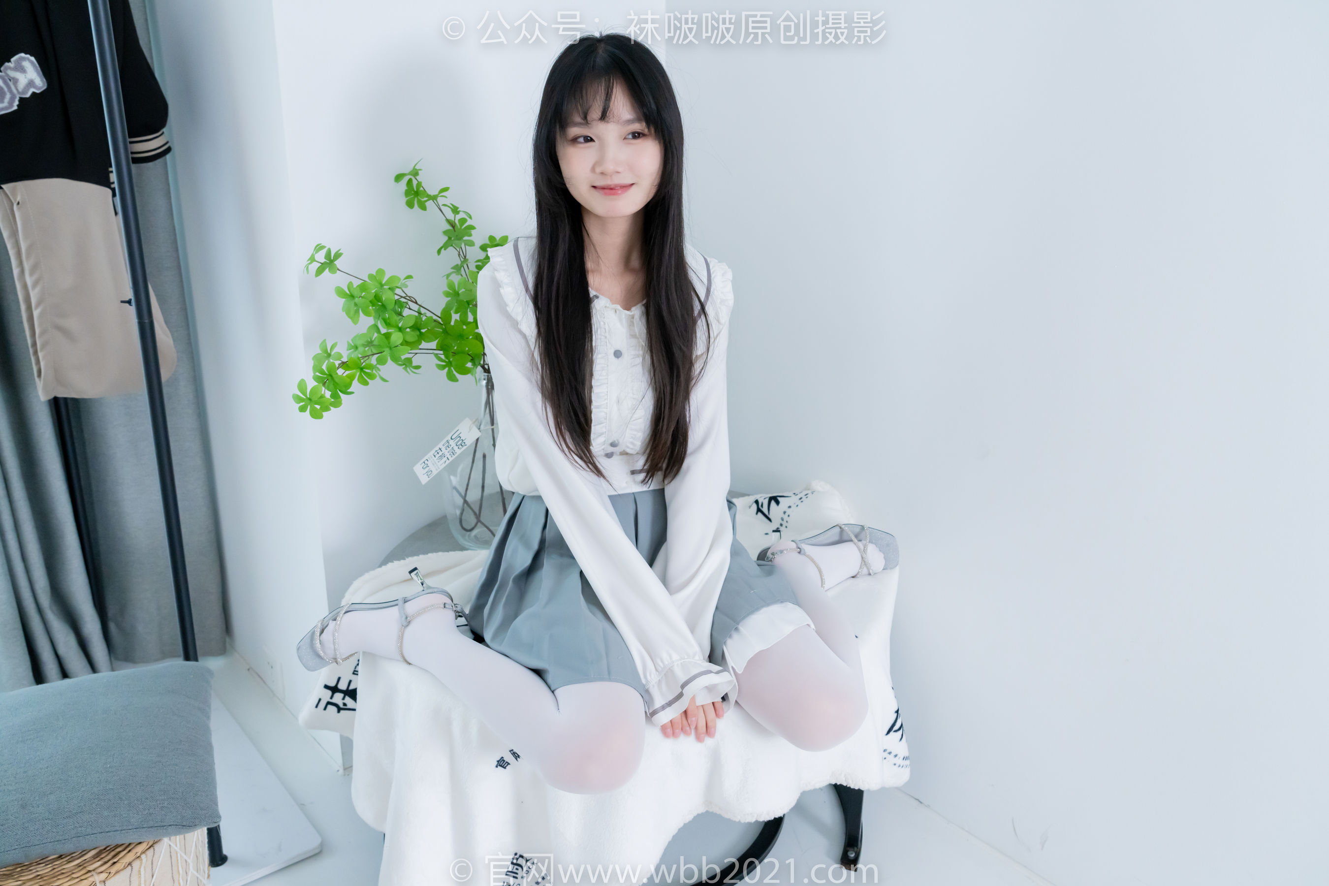 BoBoSocks袜啵啵 No.468 甜甜圈 - 高跟凉鞋、厚白丝、裸足、丝袜和裸足踩蓝莓剧情/(150P)