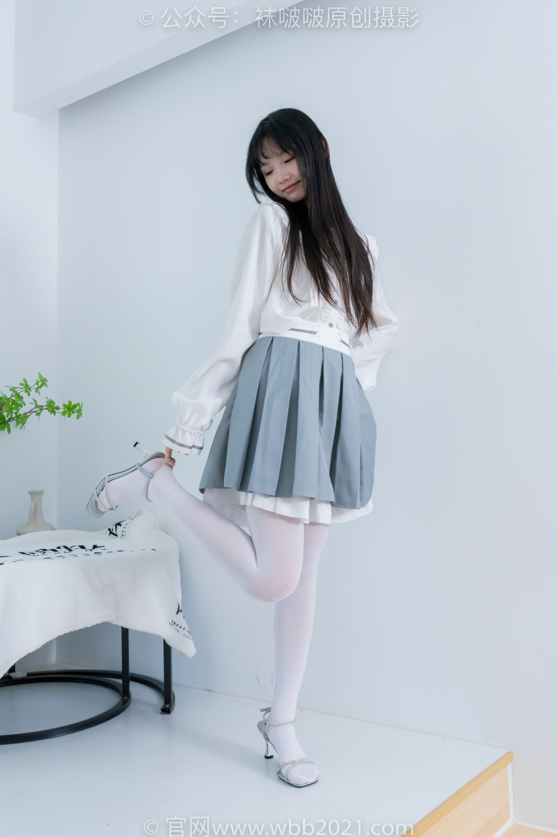BoBoSocks袜啵啵 No.468 甜甜圈 - 高跟凉鞋、厚白丝、裸足、丝袜和裸足踩蓝莓剧情/(150P)