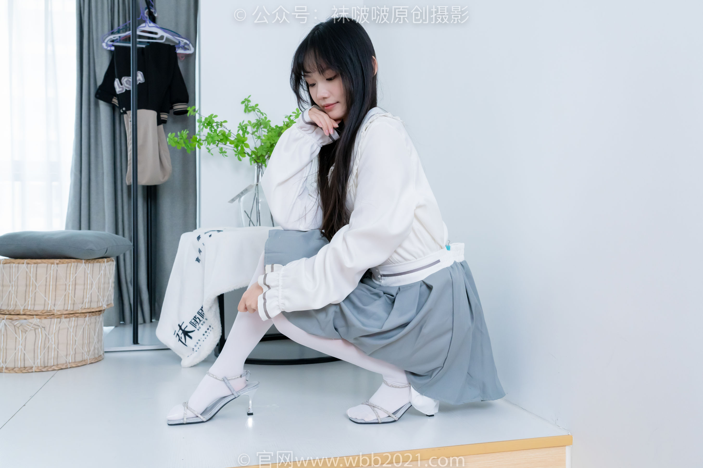 BoBoSocks袜啵啵 No.468 甜甜圈 - 高跟凉鞋、厚白丝、裸足、丝袜和裸足踩蓝莓剧情/(150P)