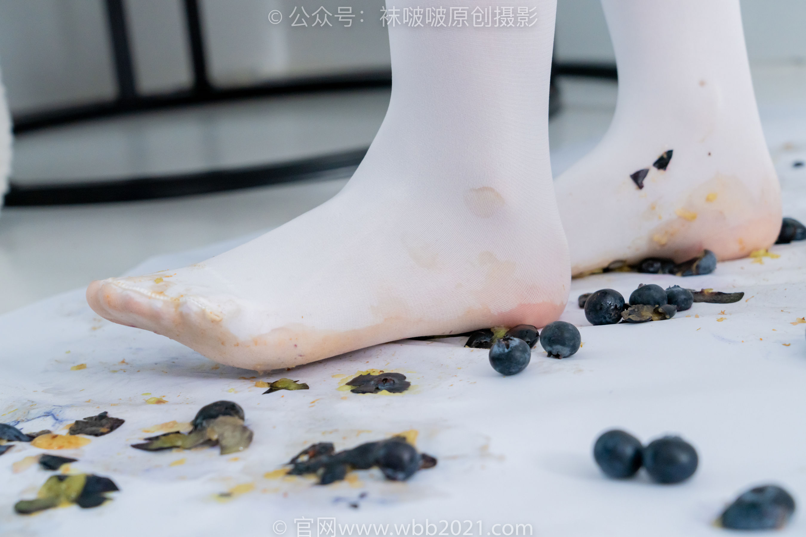 BoBoSocks袜啵啵 No.468 甜甜圈 - 高跟凉鞋、厚白丝、裸足、丝袜和裸足踩蓝莓剧情/(150P)