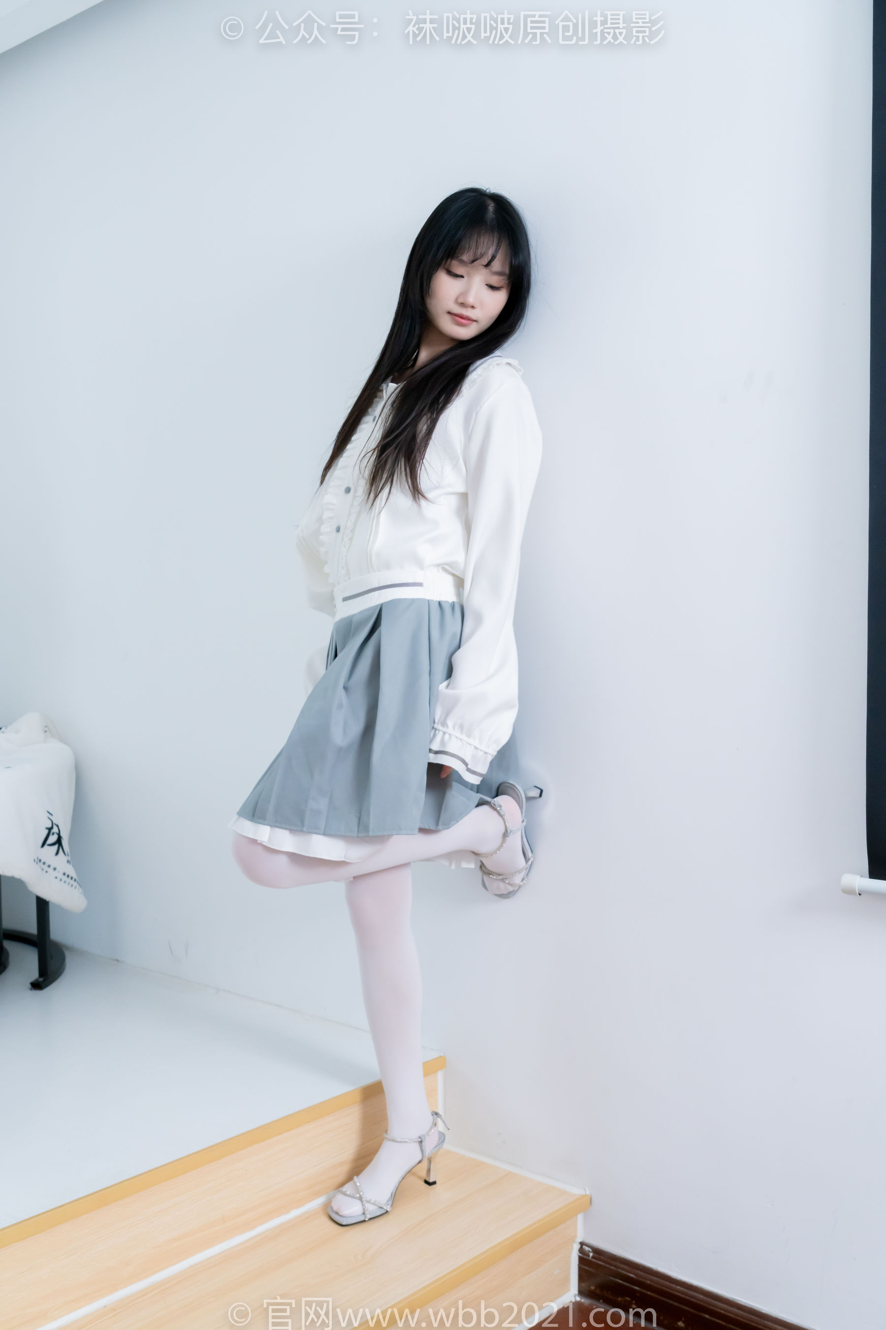 BoBoSocks袜啵啵 No.468 甜甜圈 - 高跟凉鞋、厚白丝、裸足、丝袜和裸足踩蓝莓剧情/(150P)