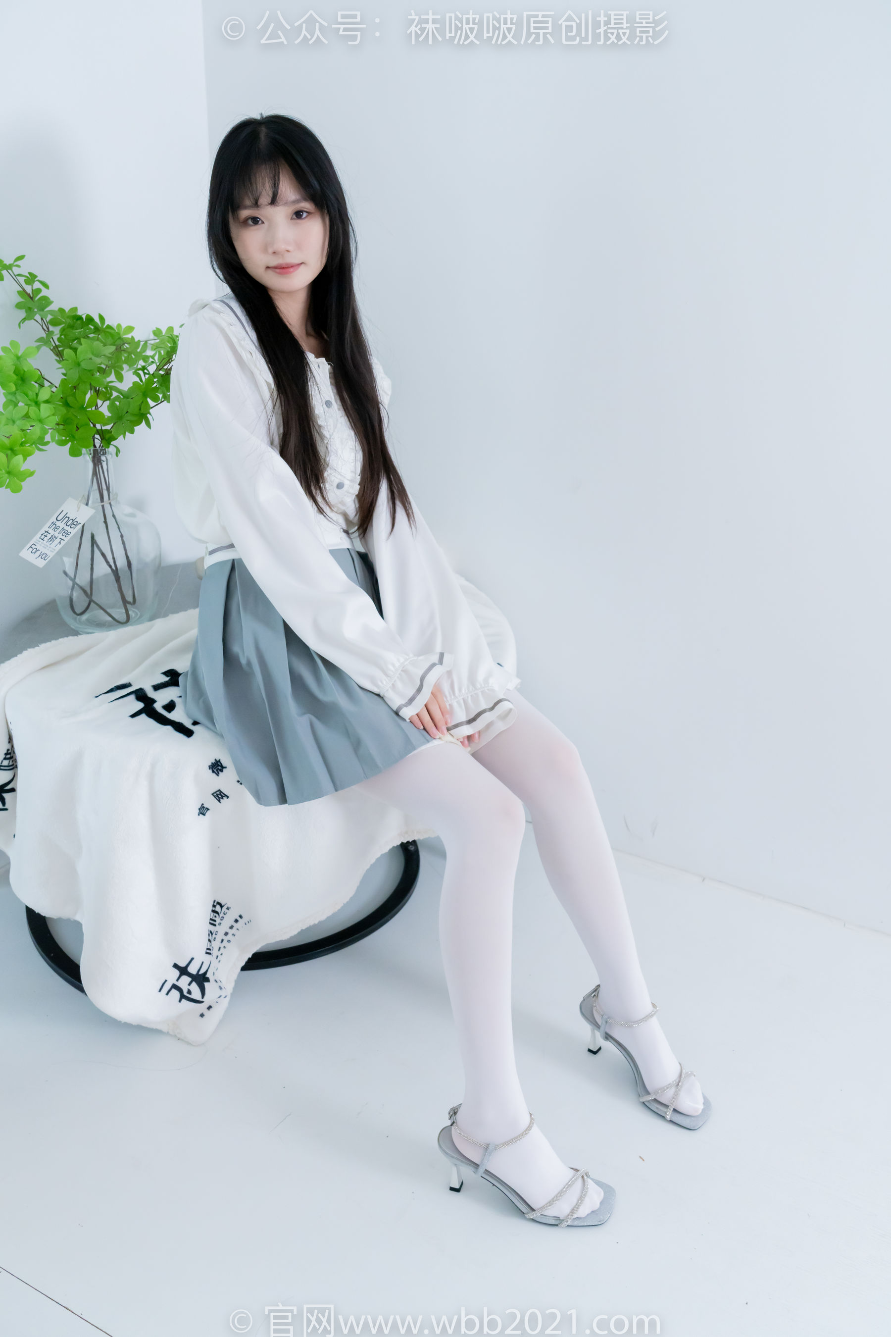 BoBoSocks袜啵啵 No.468 甜甜圈 - 高跟凉鞋、厚白丝、裸足、丝袜和裸足踩蓝莓剧情/(150P)