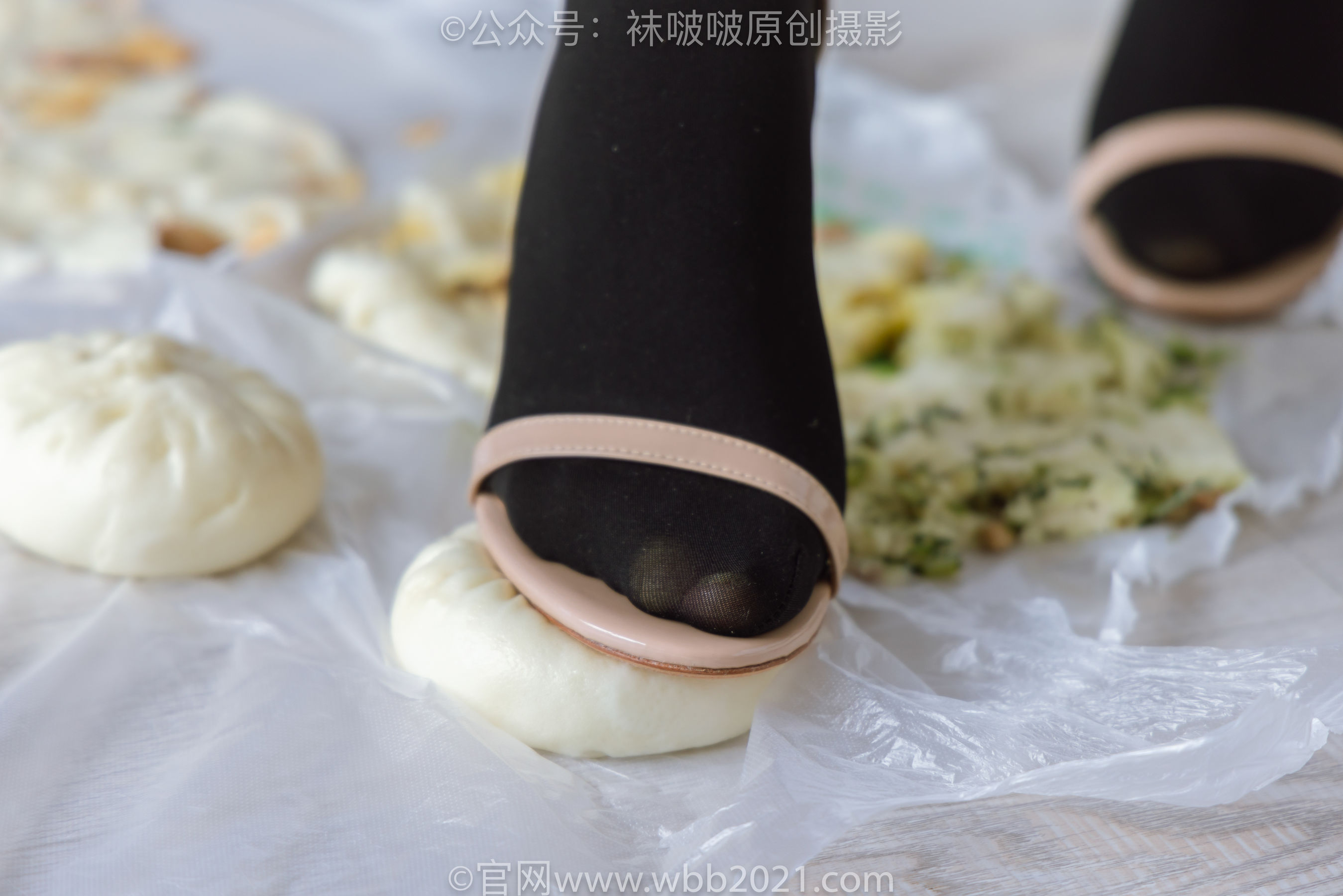 BoBoSocks袜啵啵 No.459 小甜豆 -高跟凉鞋、厚黑丝、穿鞋踩包子和橘子剧情/(150P)