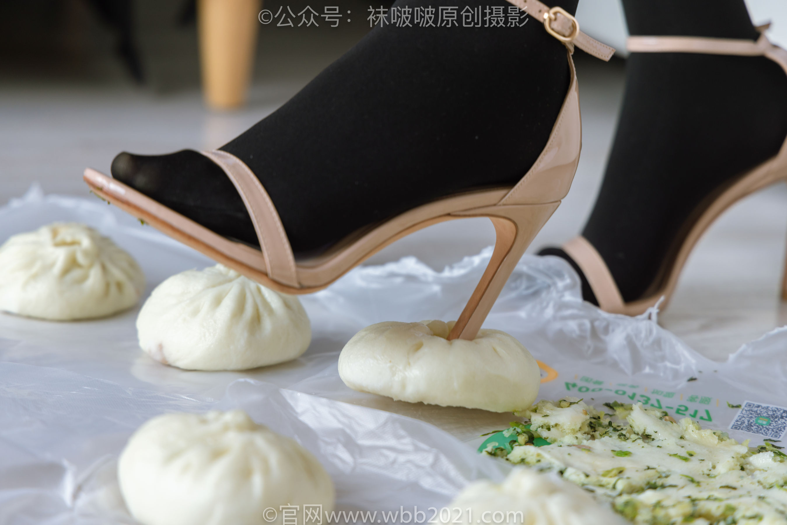 BoBoSocks袜啵啵 No.459 小甜豆 -高跟凉鞋、厚黑丝、穿鞋踩包子和橘子剧情/(150P)