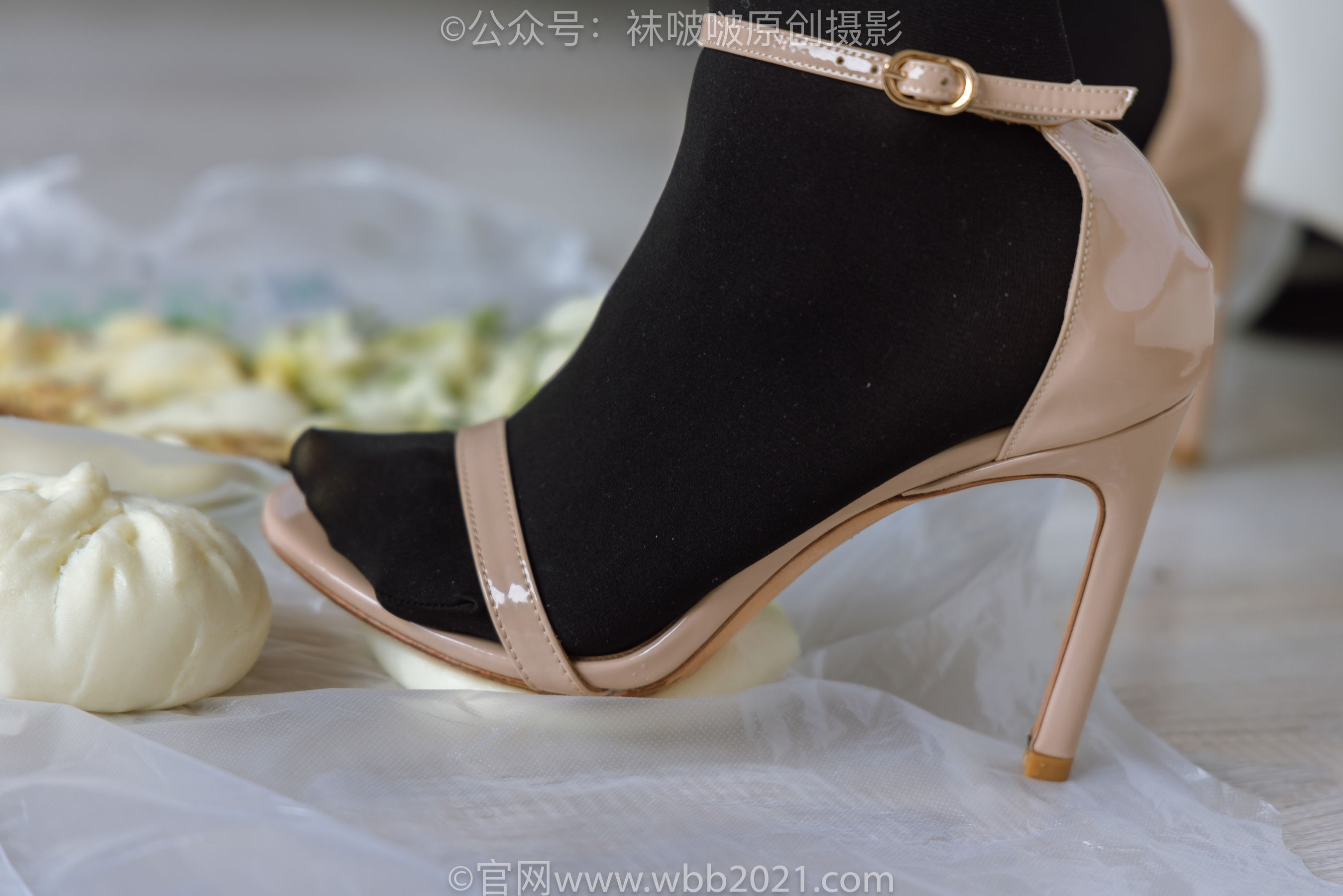 BoBoSocks袜啵啵 No.459 小甜豆 -高跟凉鞋、厚黑丝、穿鞋踩包子和橘子剧情/(150P)