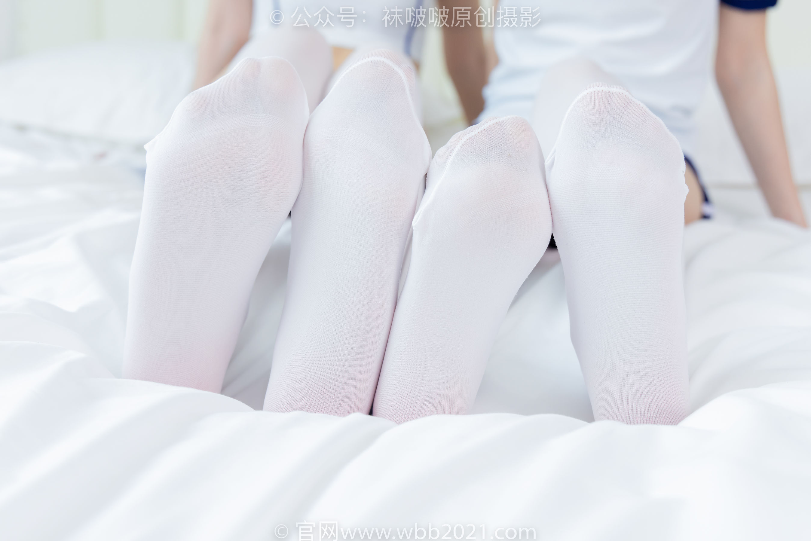 BoBoSocks袜啵啵 No.472 小甜豆&甜甜圈 - 两双运动鞋、厚白丝大腿袜、裸足、两位模特丝袜和裸足踩奶油蛋糕剧情/(177P)