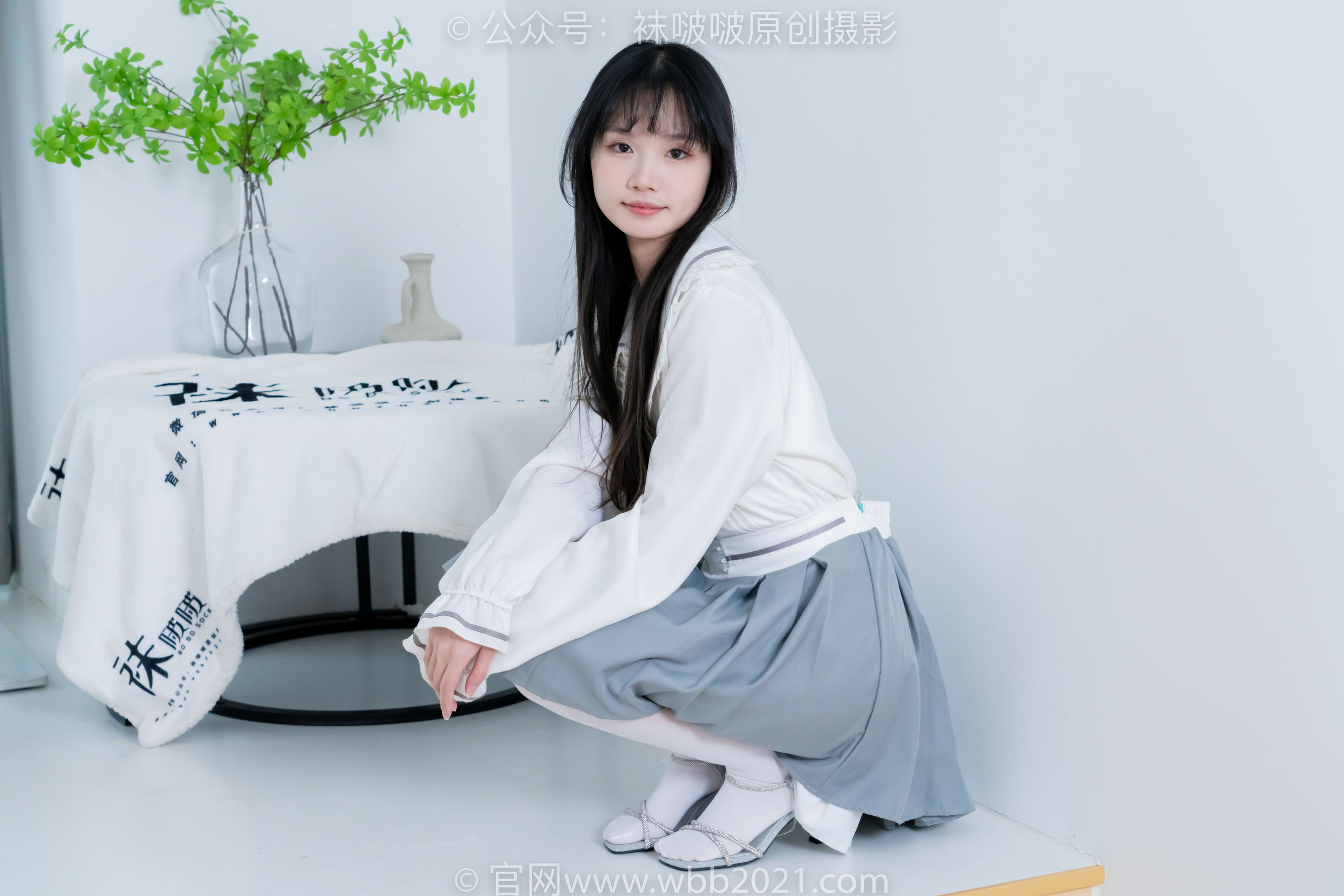 BoBoSocks袜啵啵 No.468 甜甜圈 - 高跟凉鞋、厚白丝、裸足、丝袜和裸足踩蓝莓剧情/(150P)