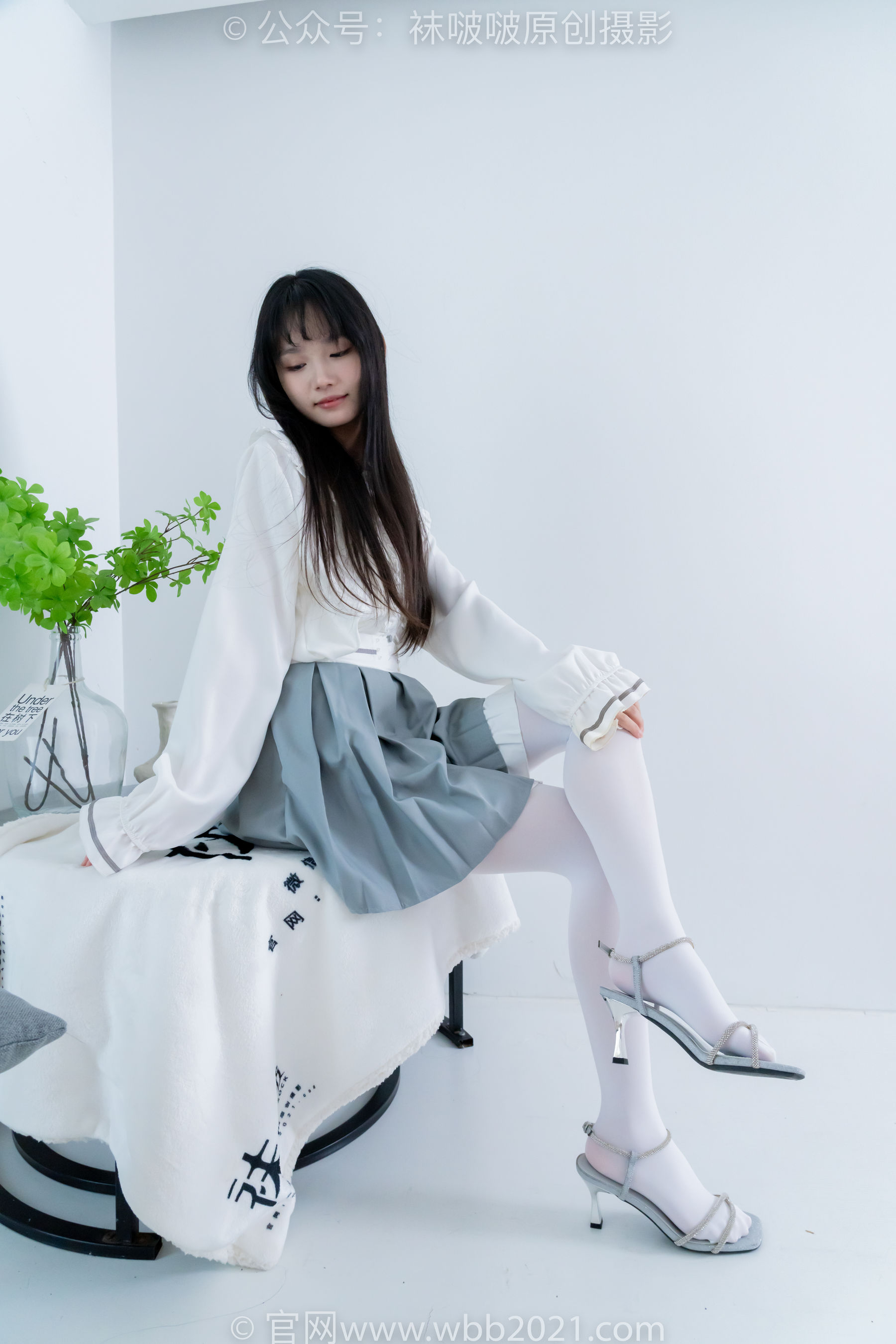 BoBoSocks袜啵啵 No.468 甜甜圈 - 高跟凉鞋、厚白丝、裸足、丝袜和裸足踩蓝莓剧情/(150P)