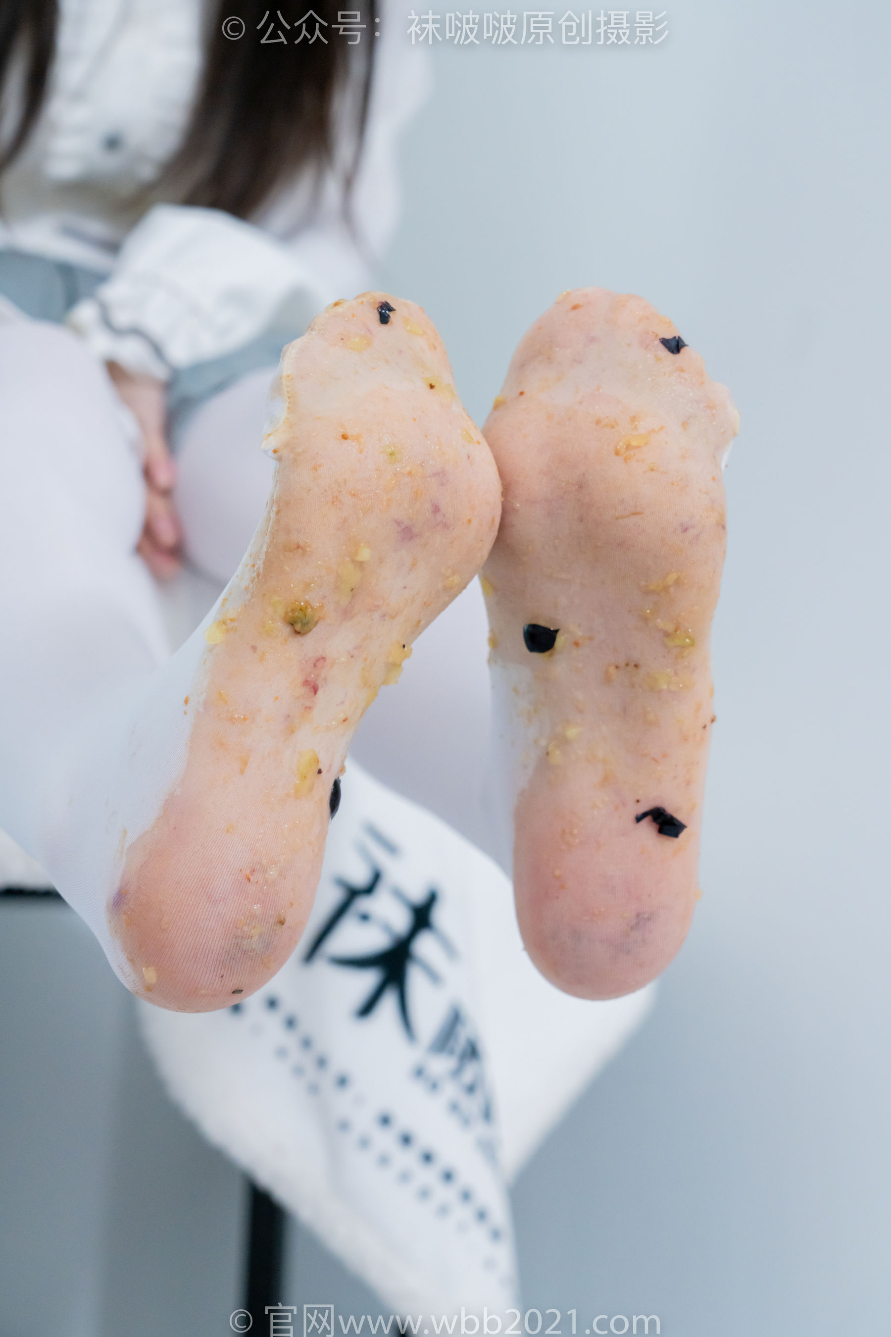 BoBoSocks袜啵啵 No.468 甜甜圈 - 高跟凉鞋、厚白丝、裸足、丝袜和裸足踩蓝莓剧情/(150P)