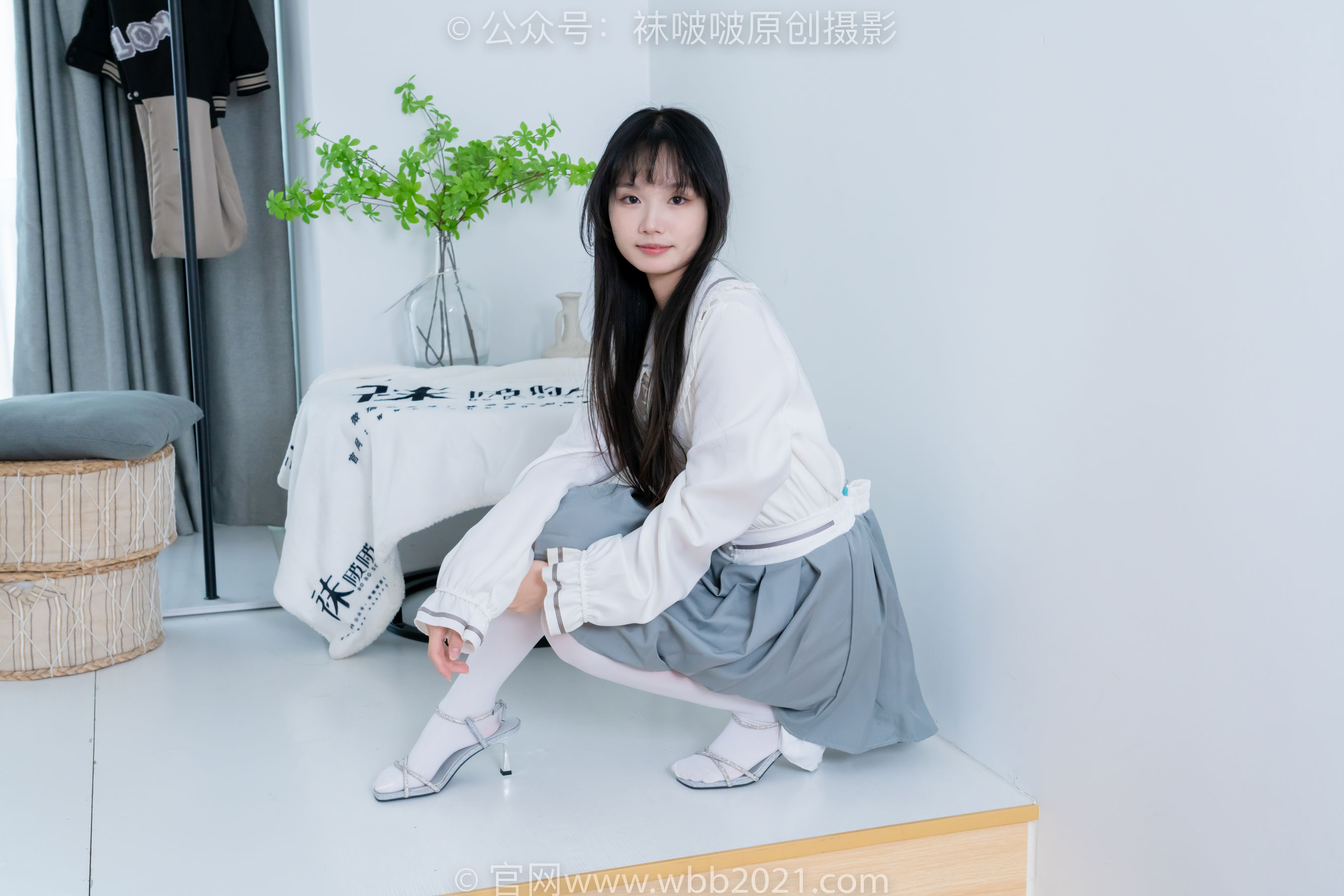 BoBoSocks袜啵啵 No.468 甜甜圈 - 高跟凉鞋、厚白丝、裸足、丝袜和裸足踩蓝莓剧情/(150P)