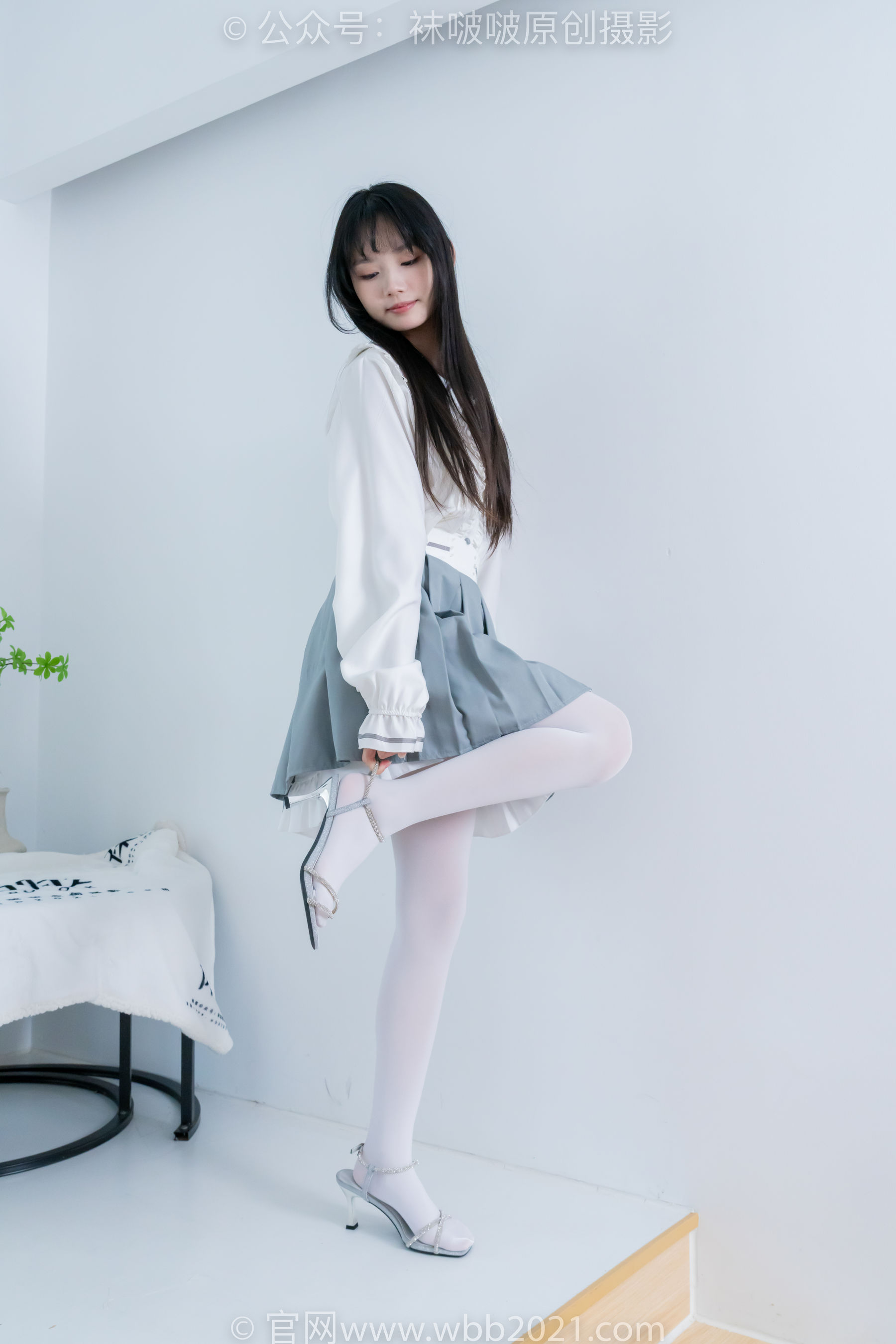 BoBoSocks袜啵啵 No.468 甜甜圈 - 高跟凉鞋、厚白丝、裸足、丝袜和裸足踩蓝莓剧情/(150P)