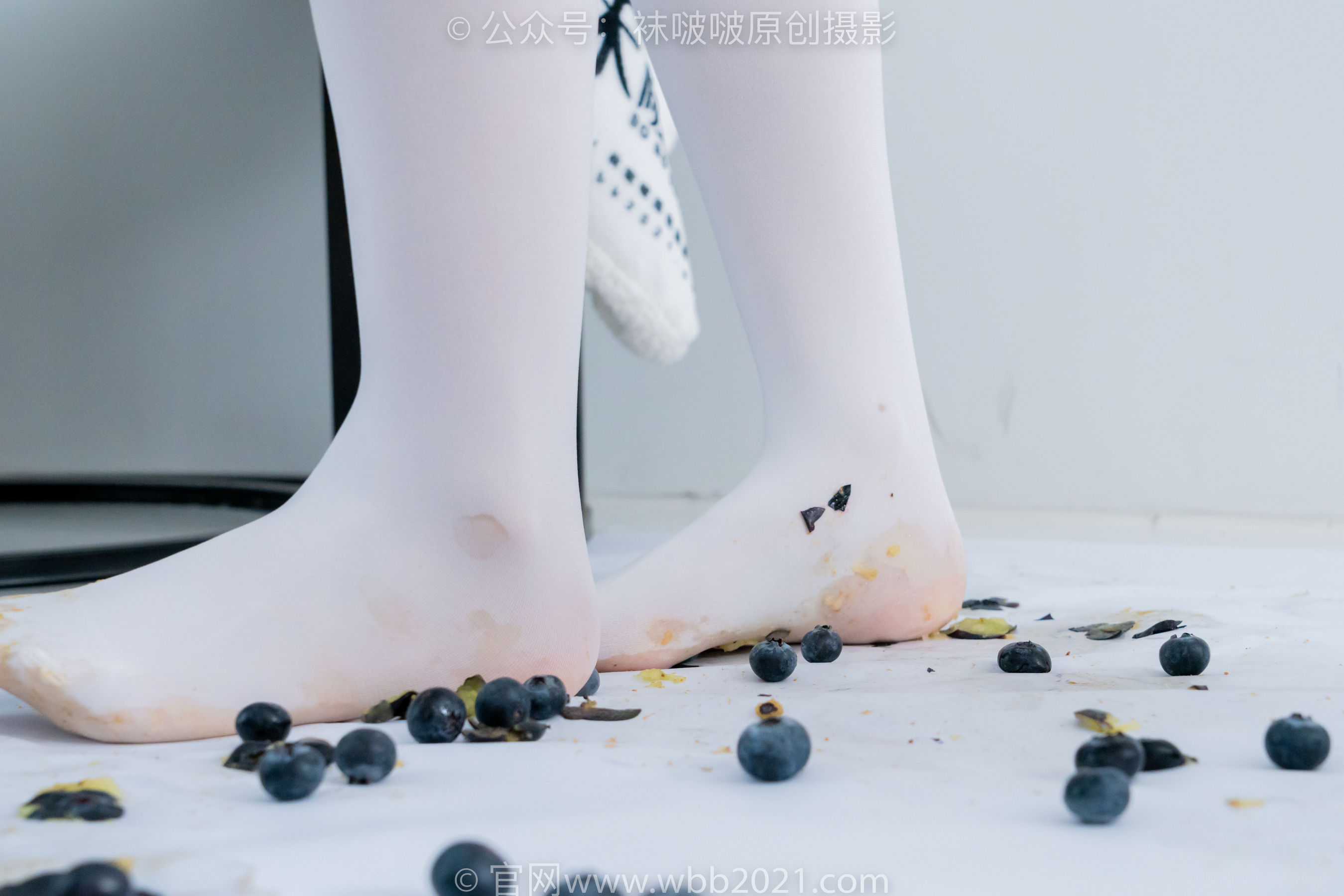 BoBoSocks袜啵啵 No.468 甜甜圈 - 高跟凉鞋、厚白丝、裸足、丝袜和裸足踩蓝莓剧情/(150P)