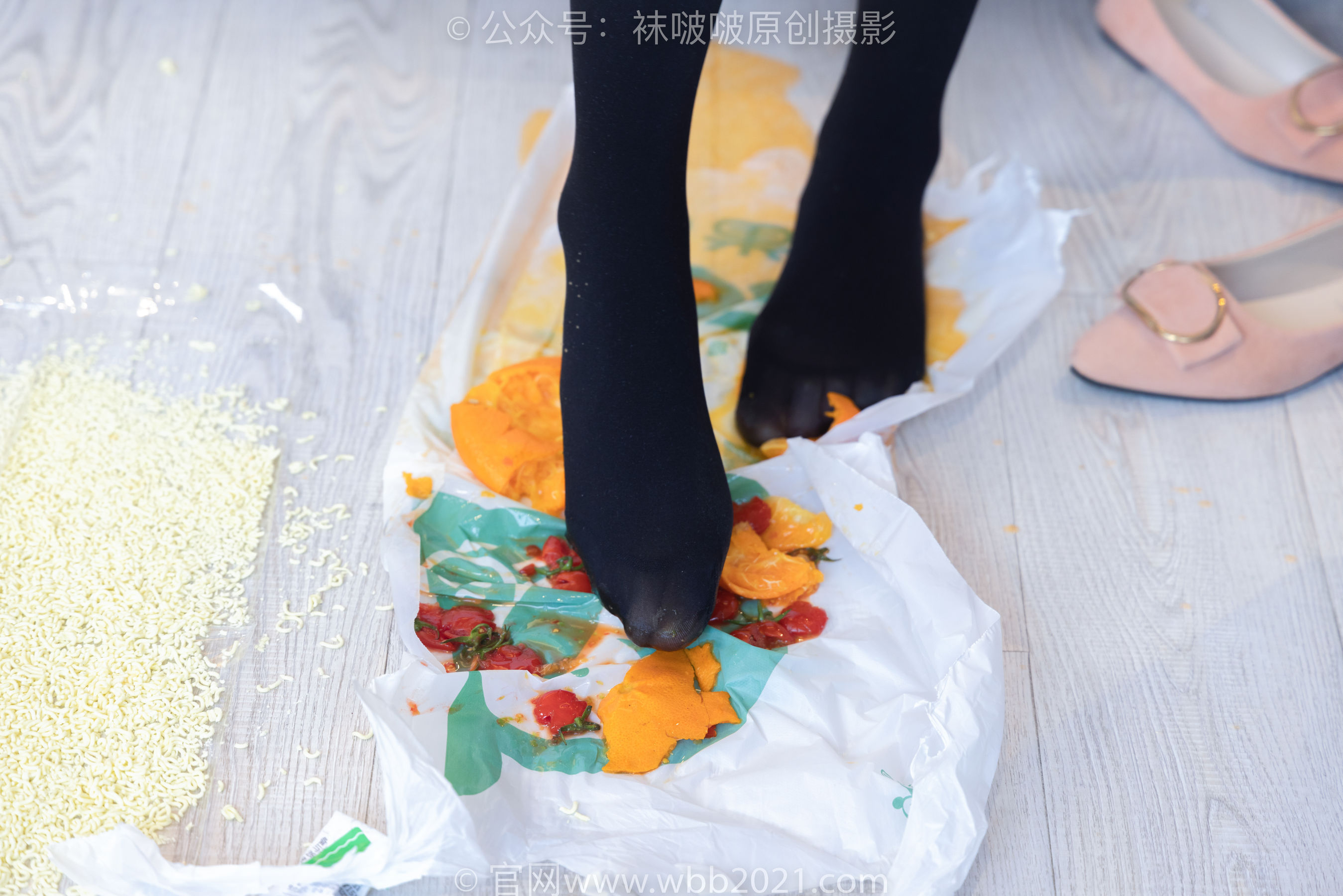 BoBoSocks袜啵啵 No.447 小甜豆 平底鞋、厚黑丝、踩方便面、圣女果、橘子、巧克力蛋糕剧情/(140P)