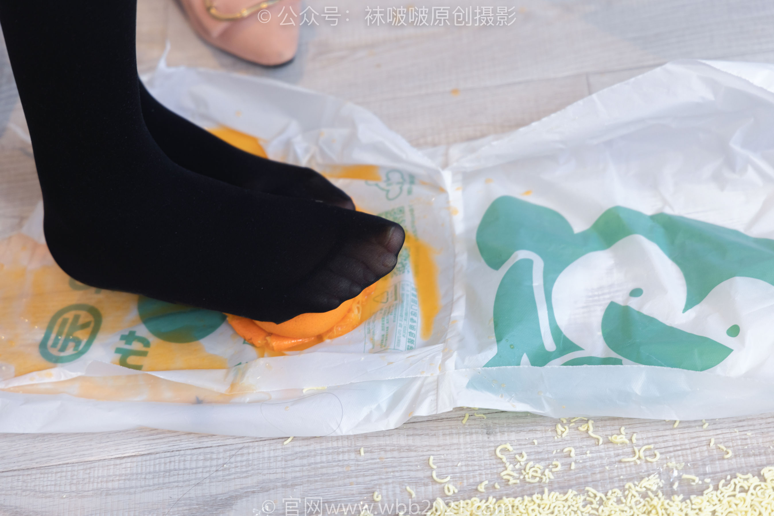 BoBoSocks袜啵啵 No.447 小甜豆 平底鞋、厚黑丝、踩方便面、圣女果、橘子、巧克力蛋糕剧情/(140P)