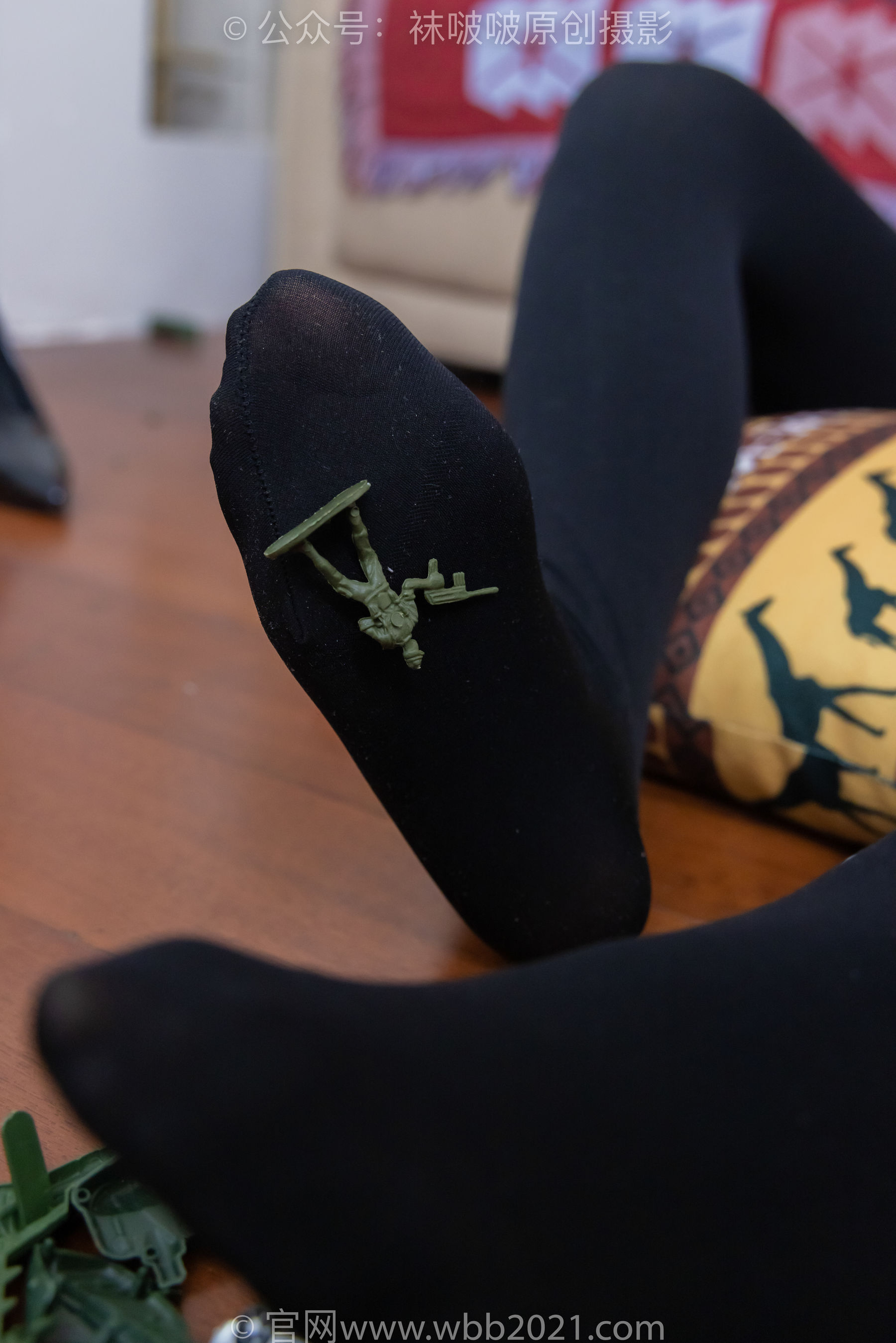 BoBoSocks袜啵啵 No.477 甜甜圈  - 高跟鞋、高跟凉鞋、厚黑丝、白丝、裸足、穿鞋和丝袜踩小汽车小人军团巨大娘剧情/(150P)