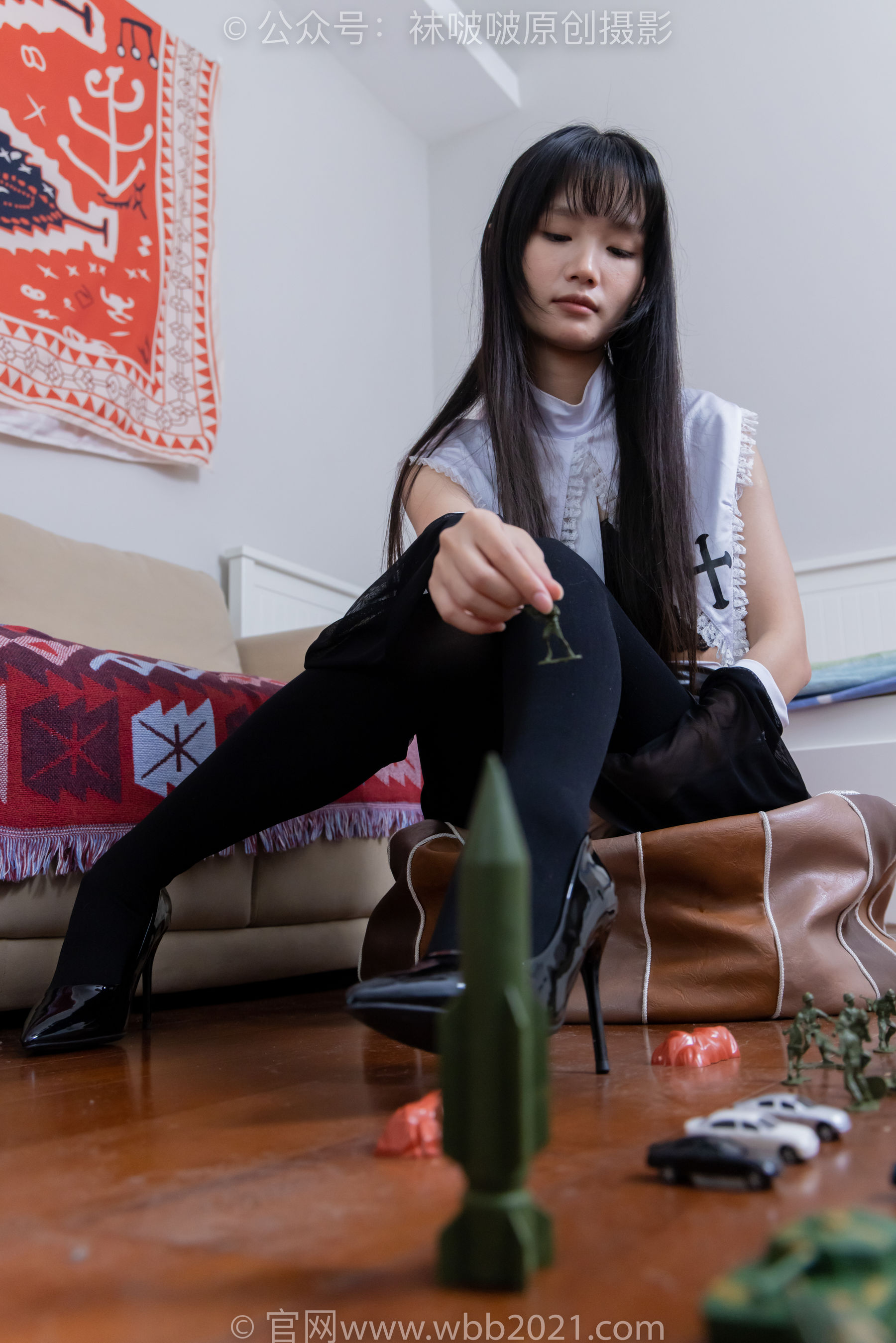 BoBoSocks袜啵啵 No.477 甜甜圈  - 高跟鞋、高跟凉鞋、厚黑丝、白丝、裸足、穿鞋和丝袜踩小汽车小人军团巨大娘剧情/(150P)