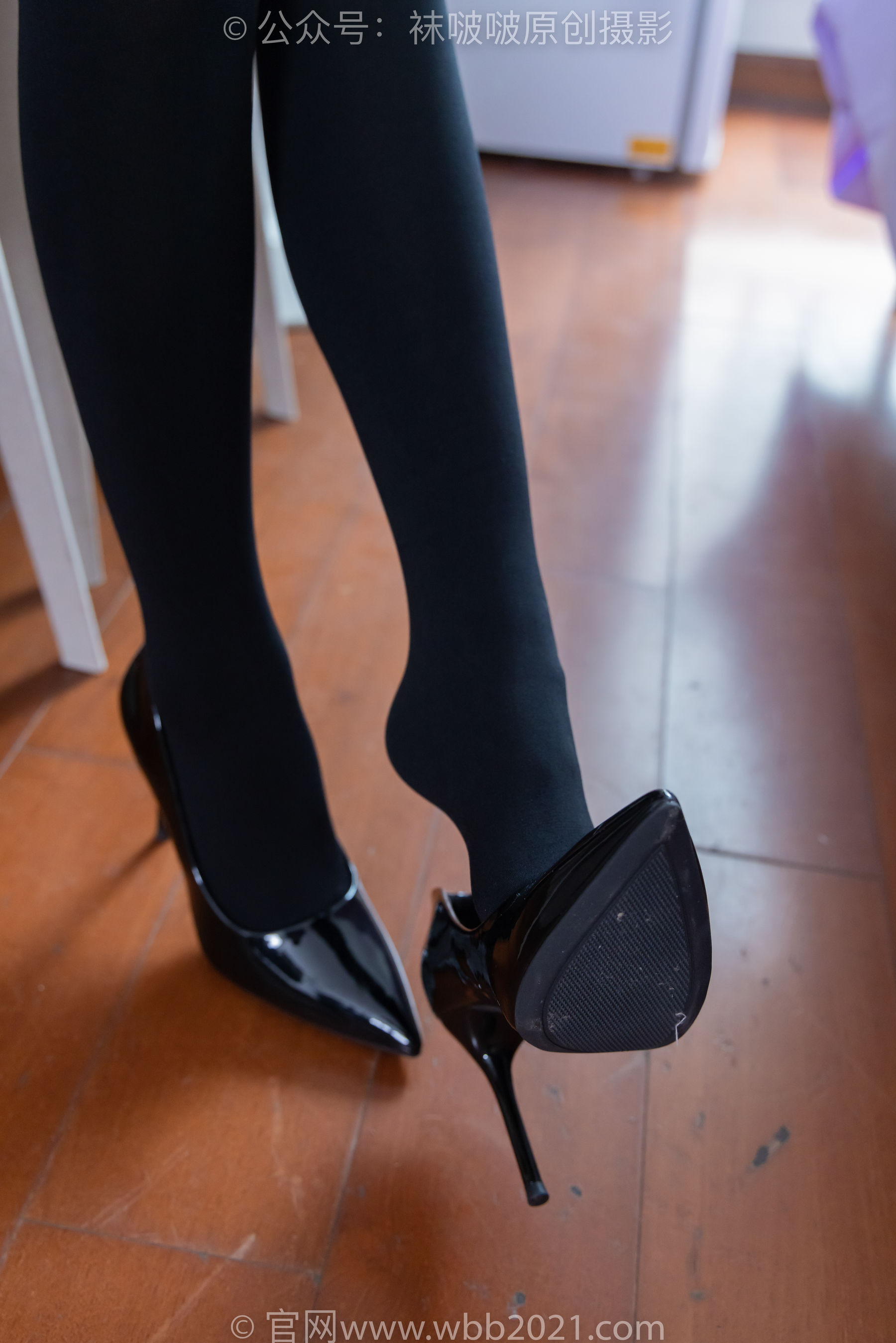 BoBoSocks袜啵啵 No.477 甜甜圈  - 高跟鞋、高跟凉鞋、厚黑丝、白丝、裸足、穿鞋和丝袜踩小汽车小人军团巨大娘剧情/(150P)