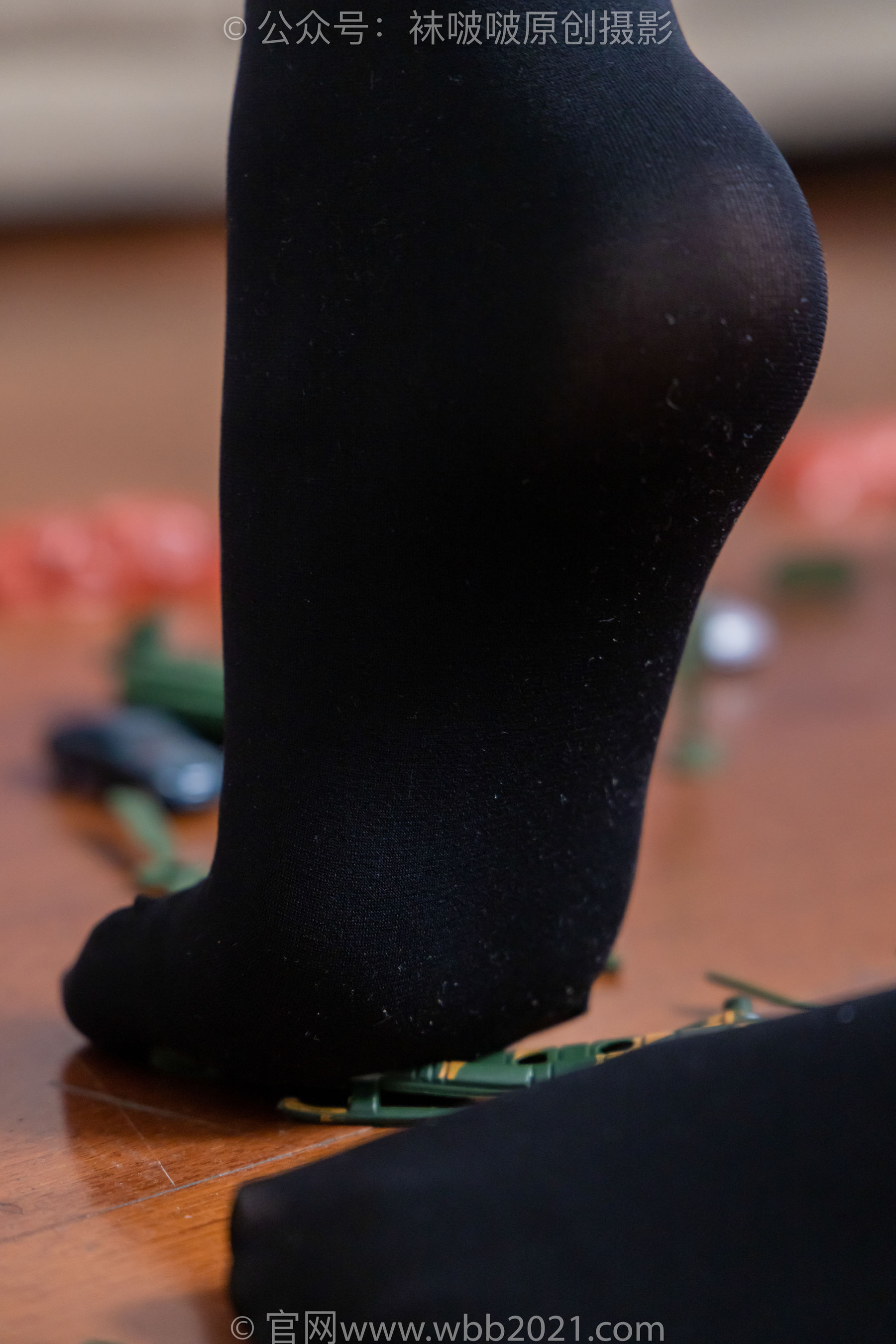 BoBoSocks袜啵啵 No.477 甜甜圈  - 高跟鞋、高跟凉鞋、厚黑丝、白丝、裸足、穿鞋和丝袜踩小汽车小人军团巨大娘剧情/(150P)