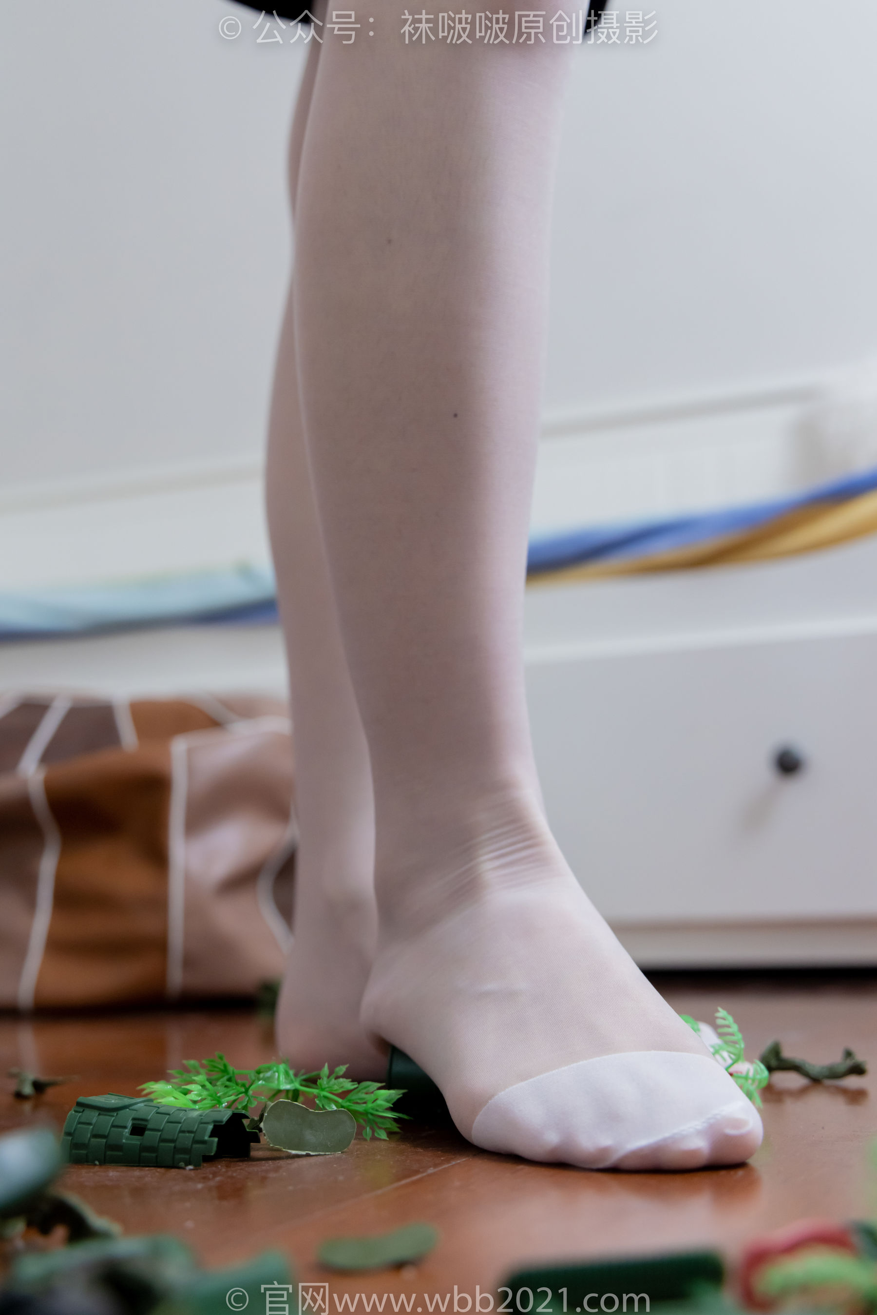 BoBoSocks袜啵啵 No.477 甜甜圈  - 高跟鞋、高跟凉鞋、厚黑丝、白丝、裸足、穿鞋和丝袜踩小汽车小人军团巨大娘剧情/(150P)