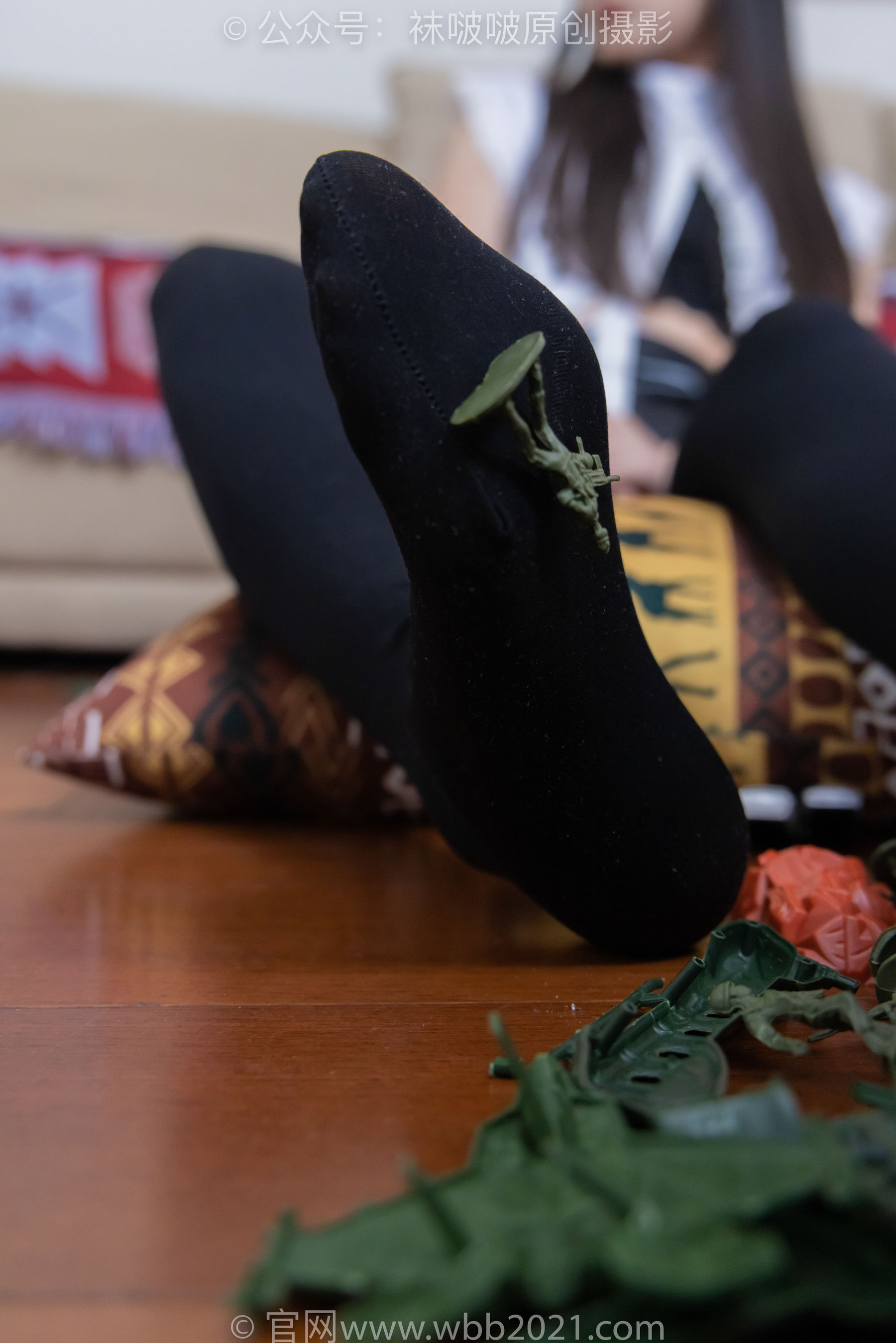 BoBoSocks袜啵啵 No.477 甜甜圈  - 高跟鞋、高跟凉鞋、厚黑丝、白丝、裸足、穿鞋和丝袜踩小汽车小人军团巨大娘剧情/(150P)