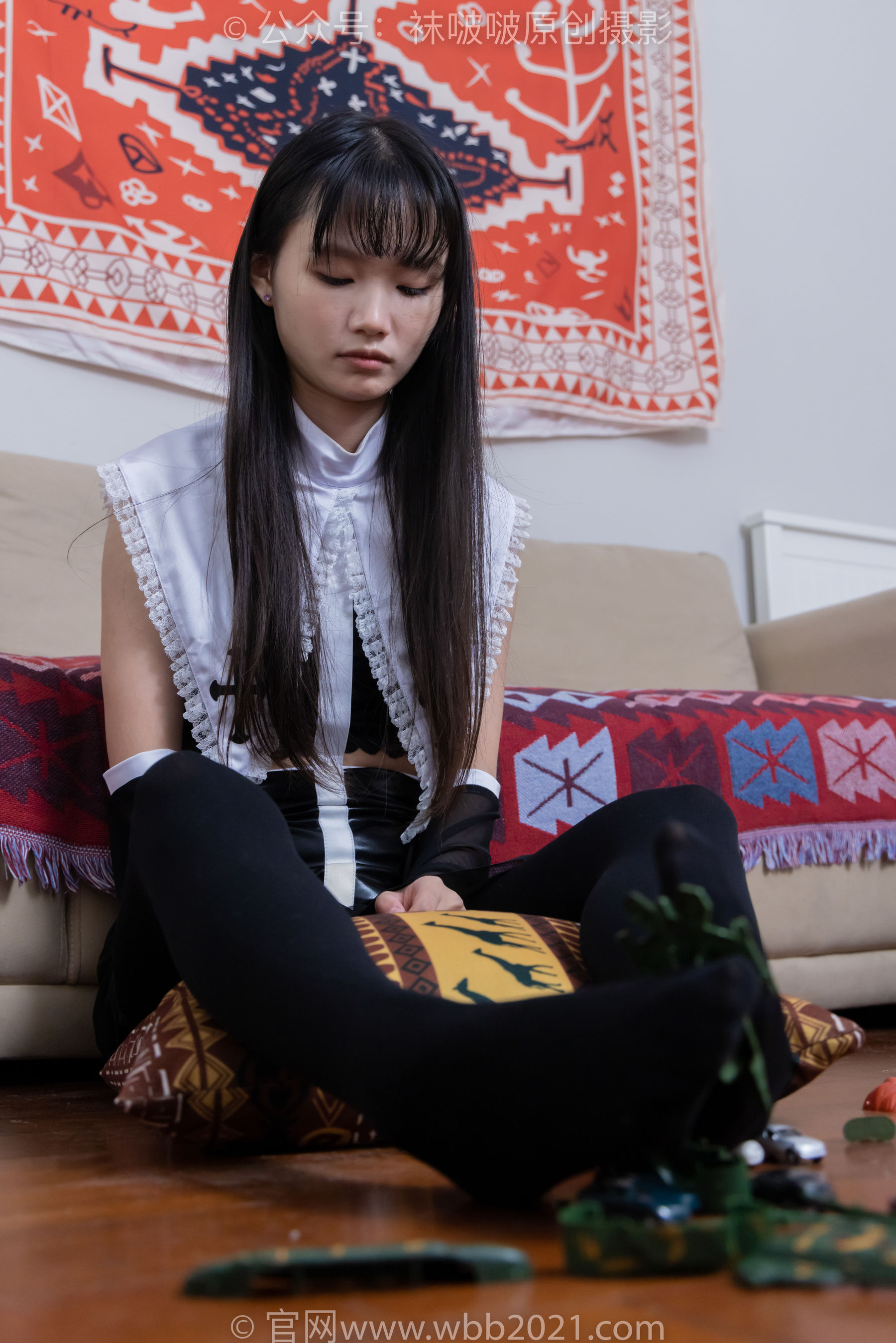 BoBoSocks袜啵啵 No.477 甜甜圈  - 高跟鞋、高跟凉鞋、厚黑丝、白丝、裸足、穿鞋和丝袜踩小汽车小人军团巨大娘剧情/(150P)