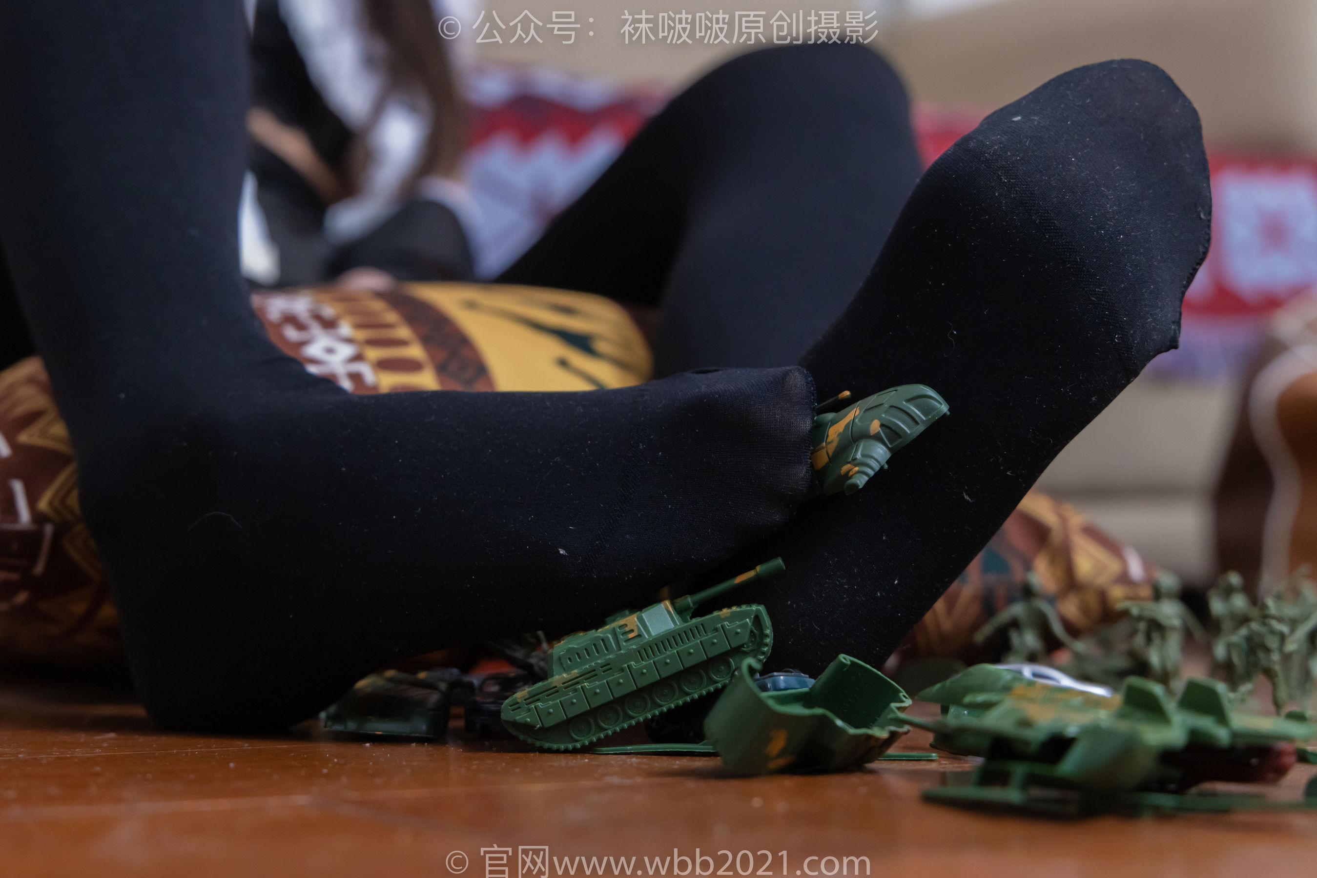 BoBoSocks袜啵啵 No.477 甜甜圈  - 高跟鞋、高跟凉鞋、厚黑丝、白丝、裸足、穿鞋和丝袜踩小汽车小人军团巨大娘剧情/(150P)
