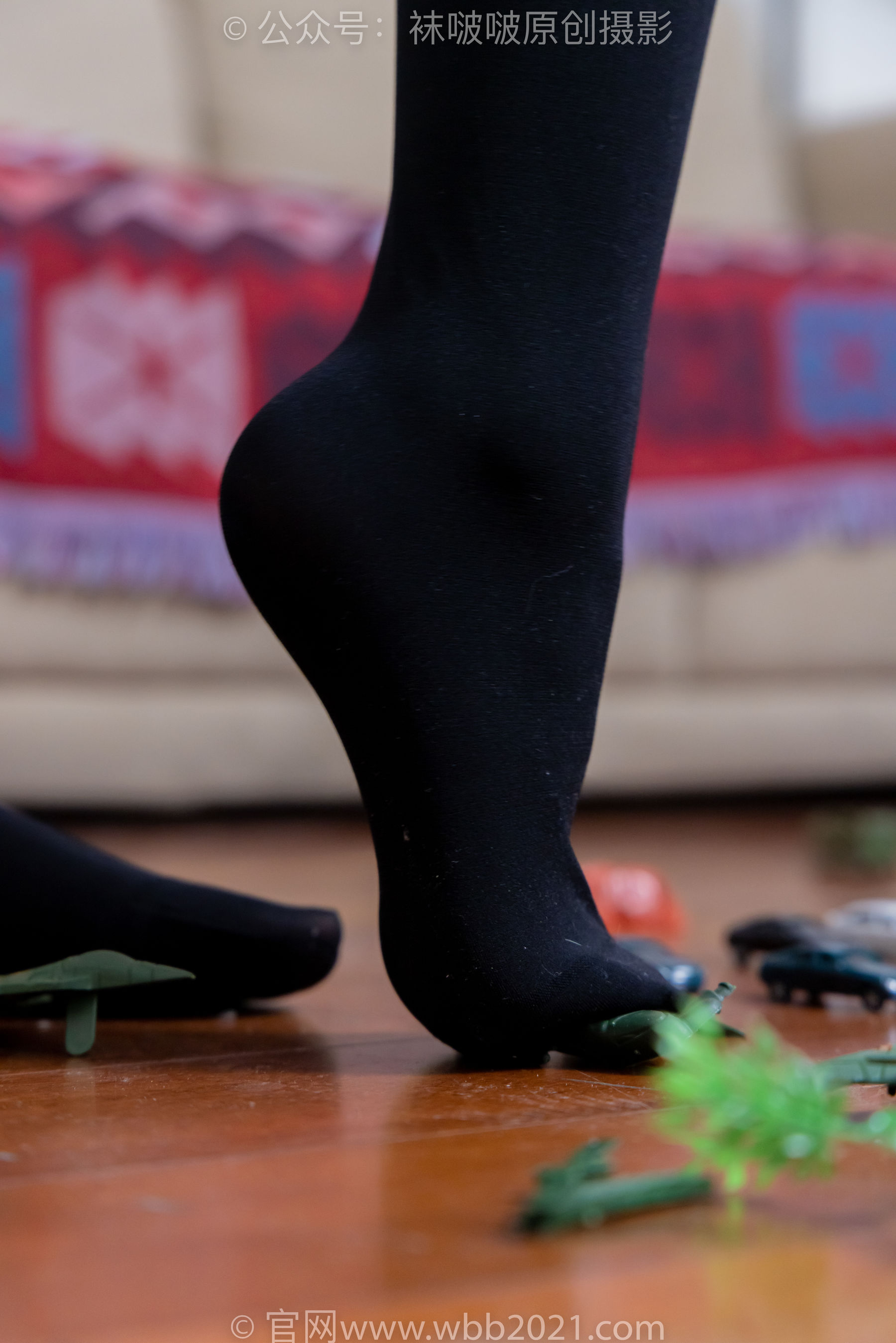 BoBoSocks袜啵啵 No.477 甜甜圈  - 高跟鞋、高跟凉鞋、厚黑丝、白丝、裸足、穿鞋和丝袜踩小汽车小人军团巨大娘剧情/(150P)