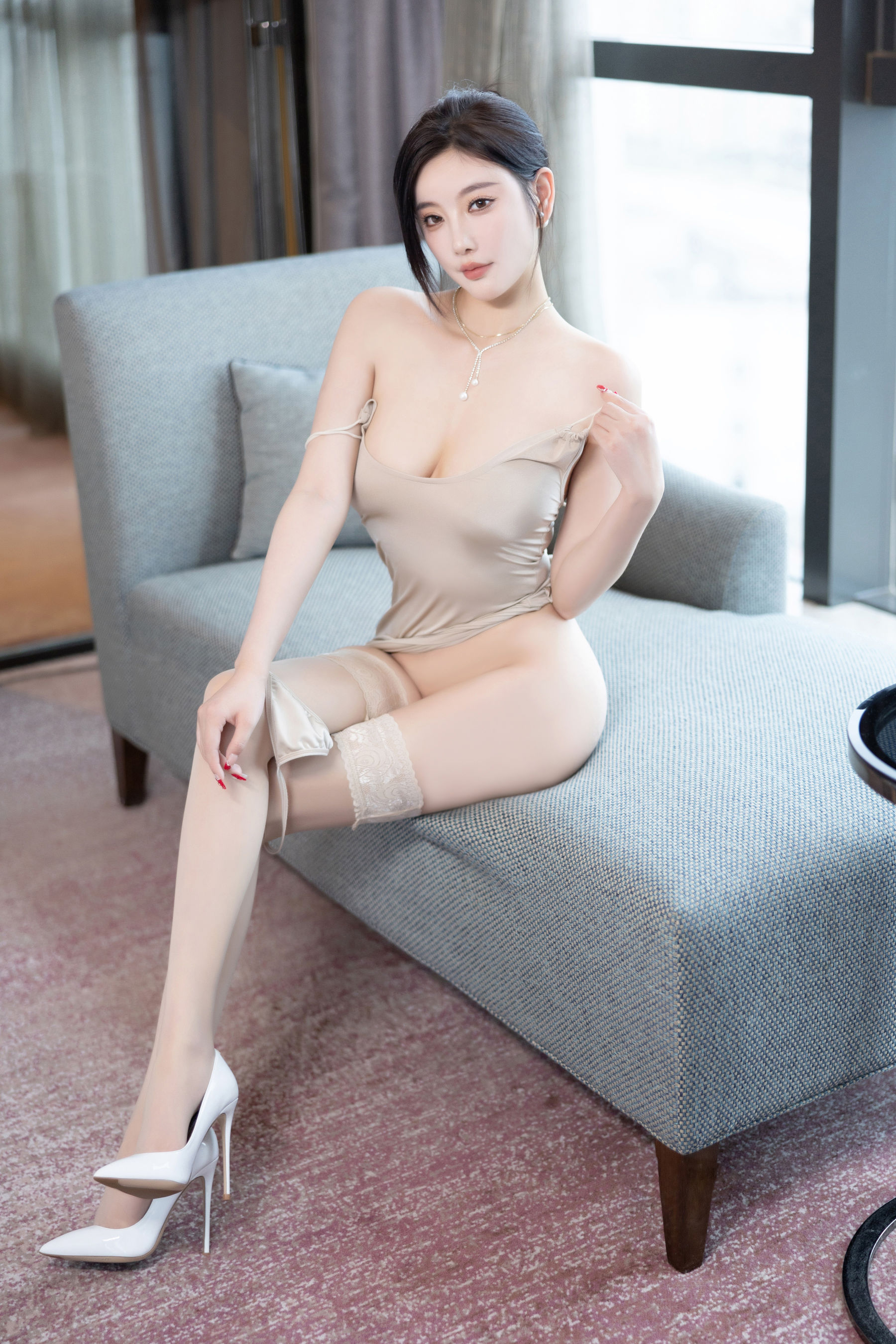 杨晨晨 - 浅色露肩连衣短/(102P)