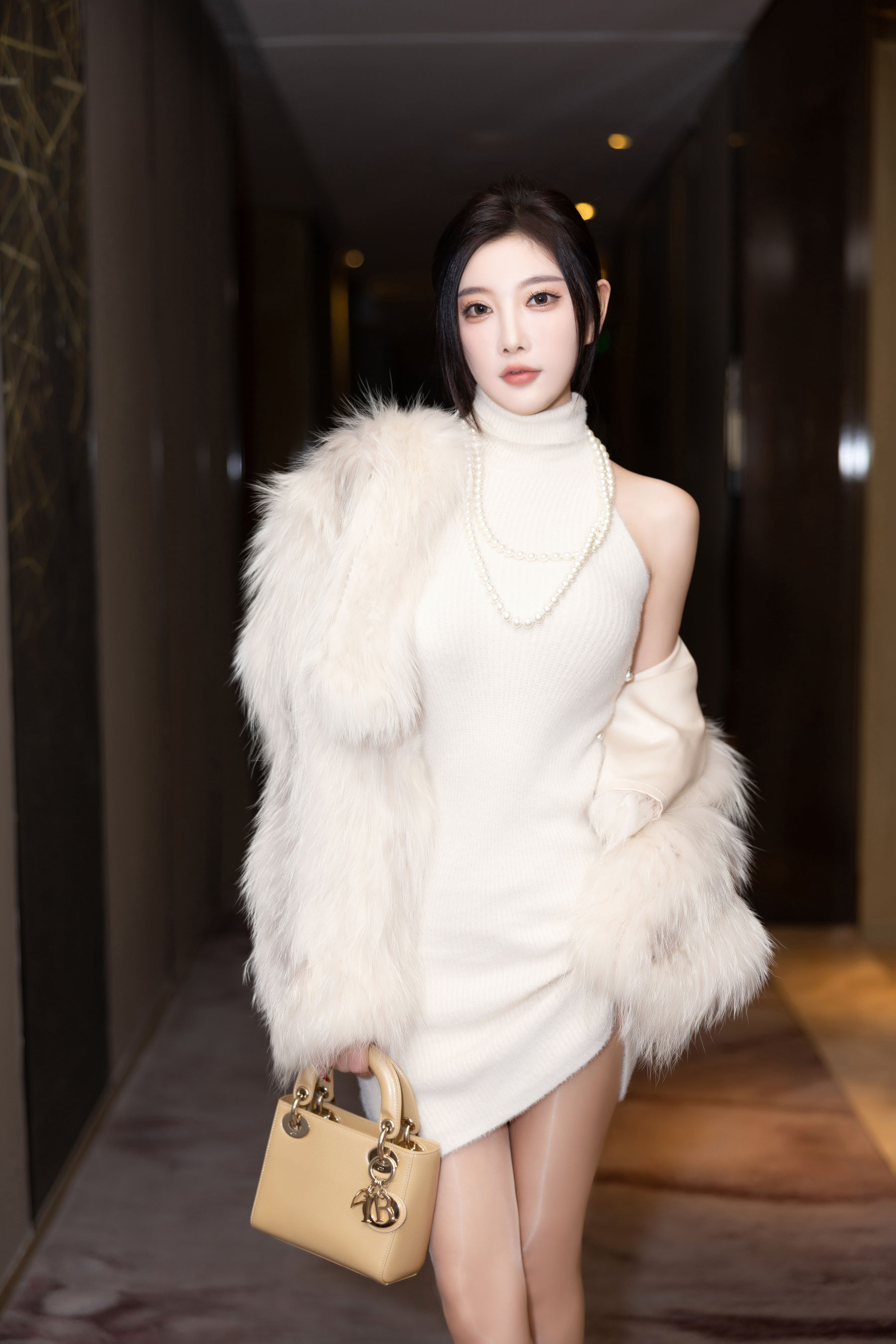 杨晨晨 - 浅色露肩连衣短/(102P)
