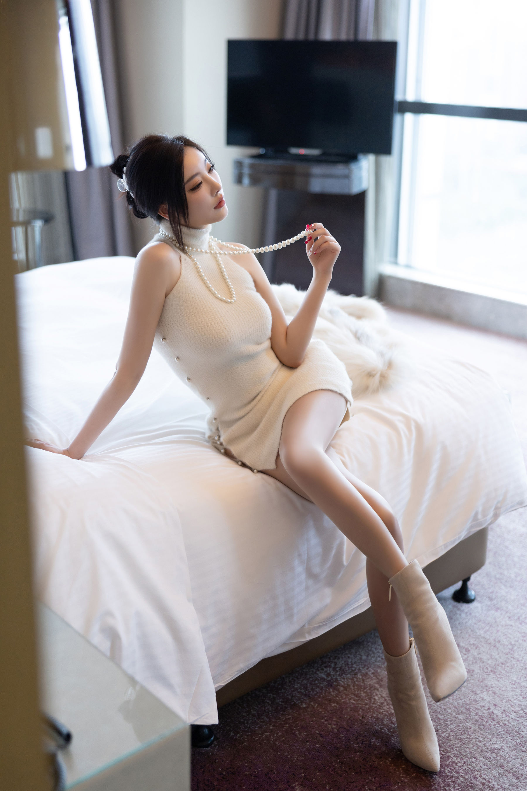 杨晨晨 - 浅色露肩连衣短/(102P)