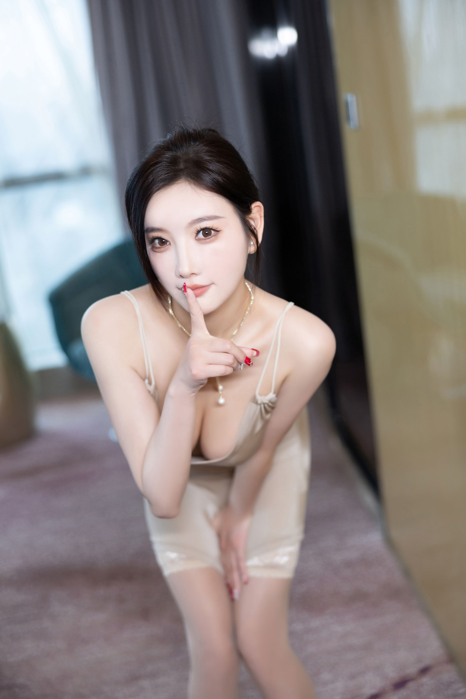 杨晨晨 - 浅色露肩连衣短/(102P)