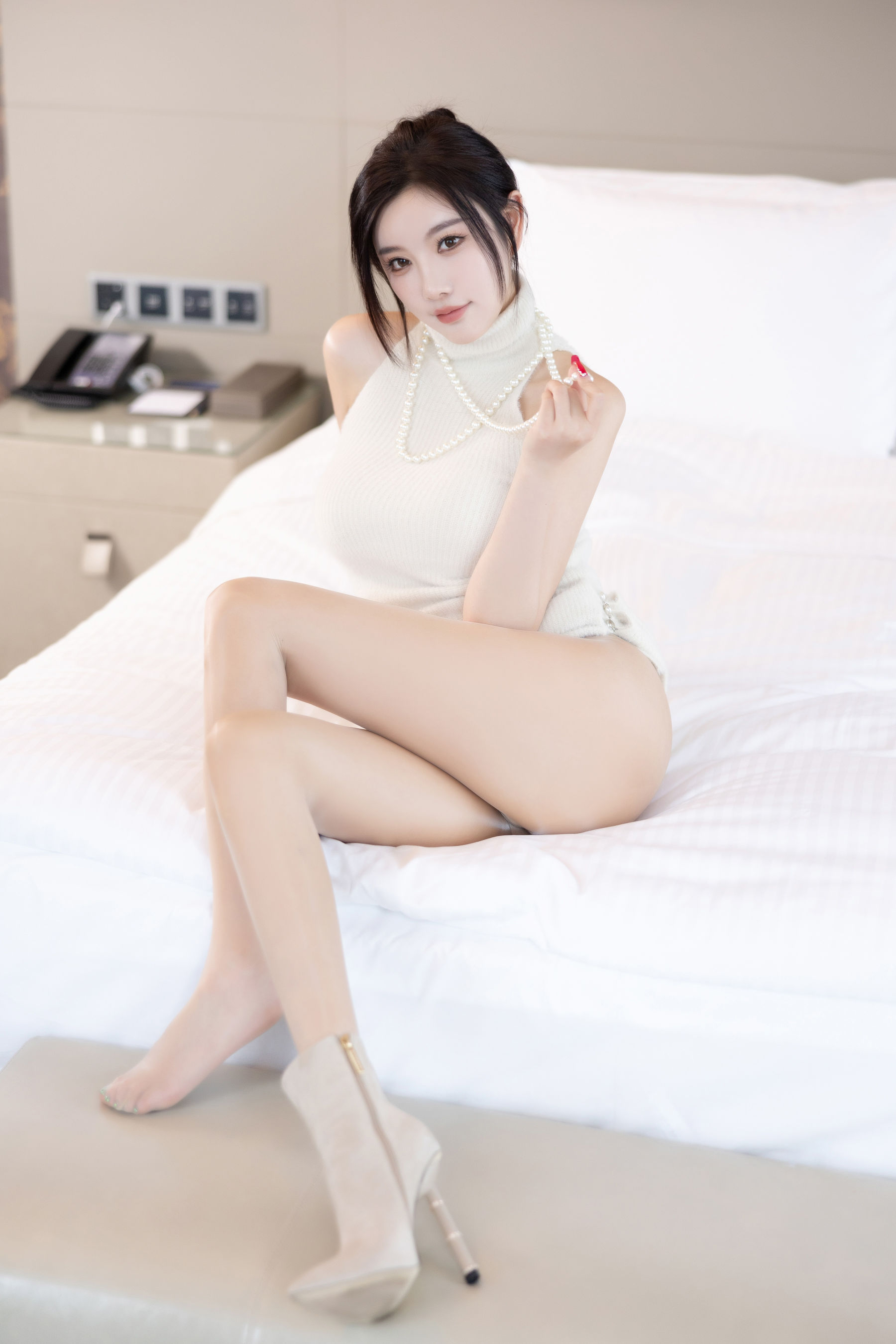 杨晨晨 - 浅色露肩连衣短/(102P)