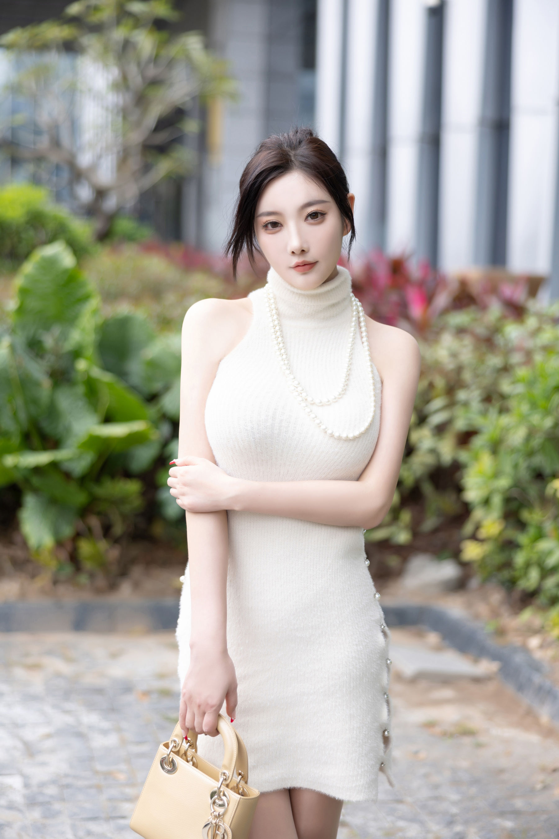 杨晨晨 - 浅色露肩连衣短/(102P)