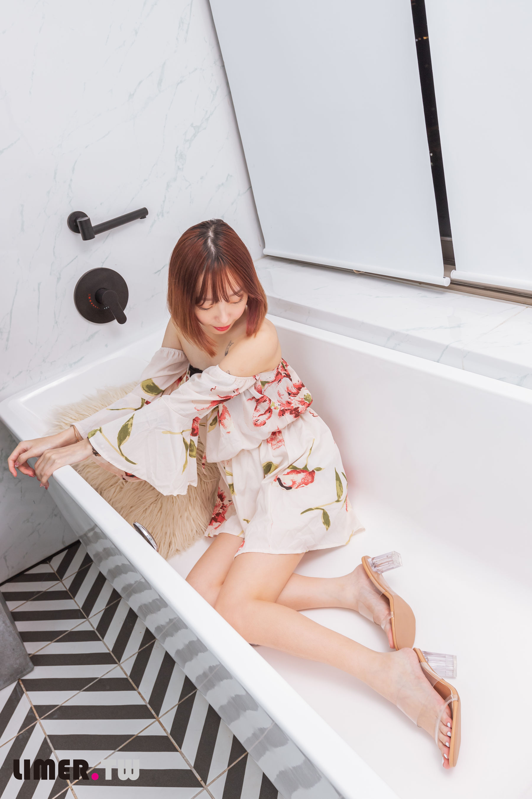 Limerence原创 No.093 小容包 浴室高跟鞋邂逅/(175P)