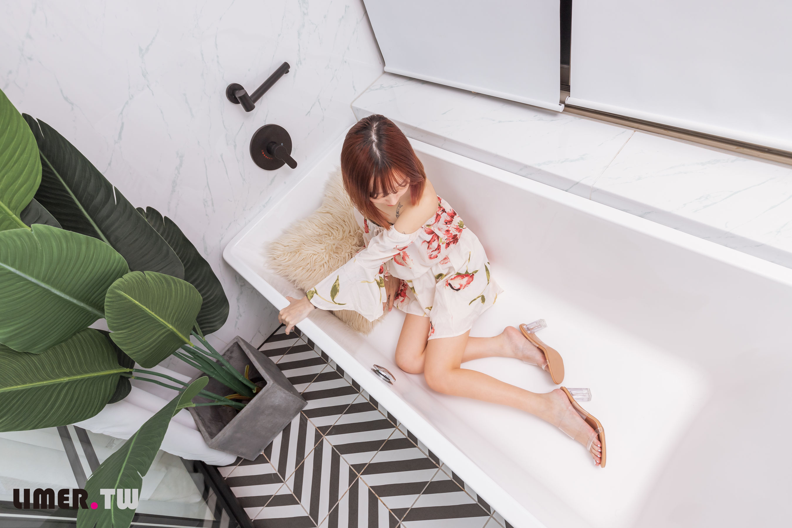 Limerence原创 No.093 小容包 浴室高跟鞋邂逅/(175P)