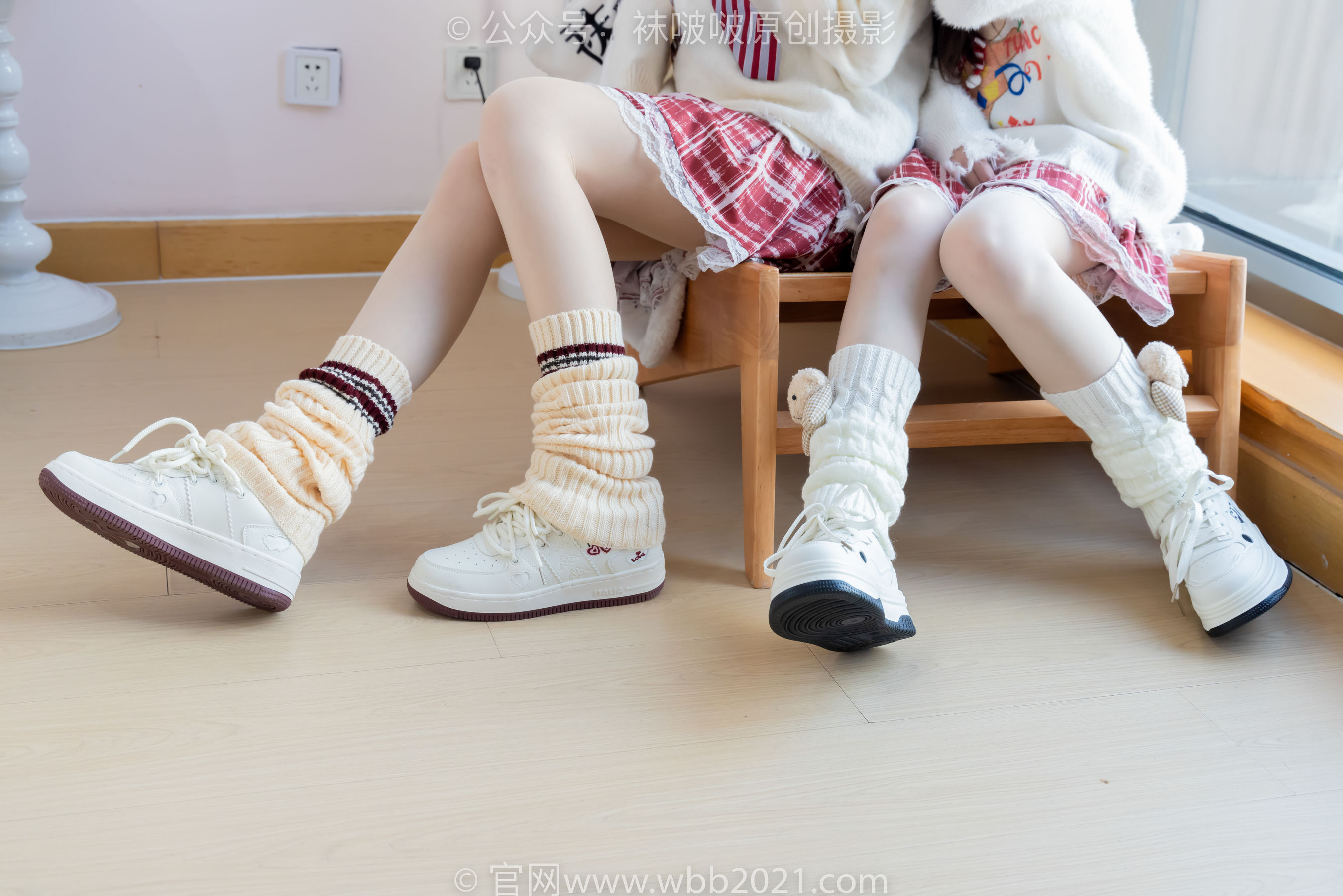 BoBoSocks袜啵啵 No.484 小甜豆&甜甜圈 - 两双板鞋、油亮肉丝、堆堆袜套、白棉袜、脚对脚 斗脚 手互相挠脚剧情/(172P)
